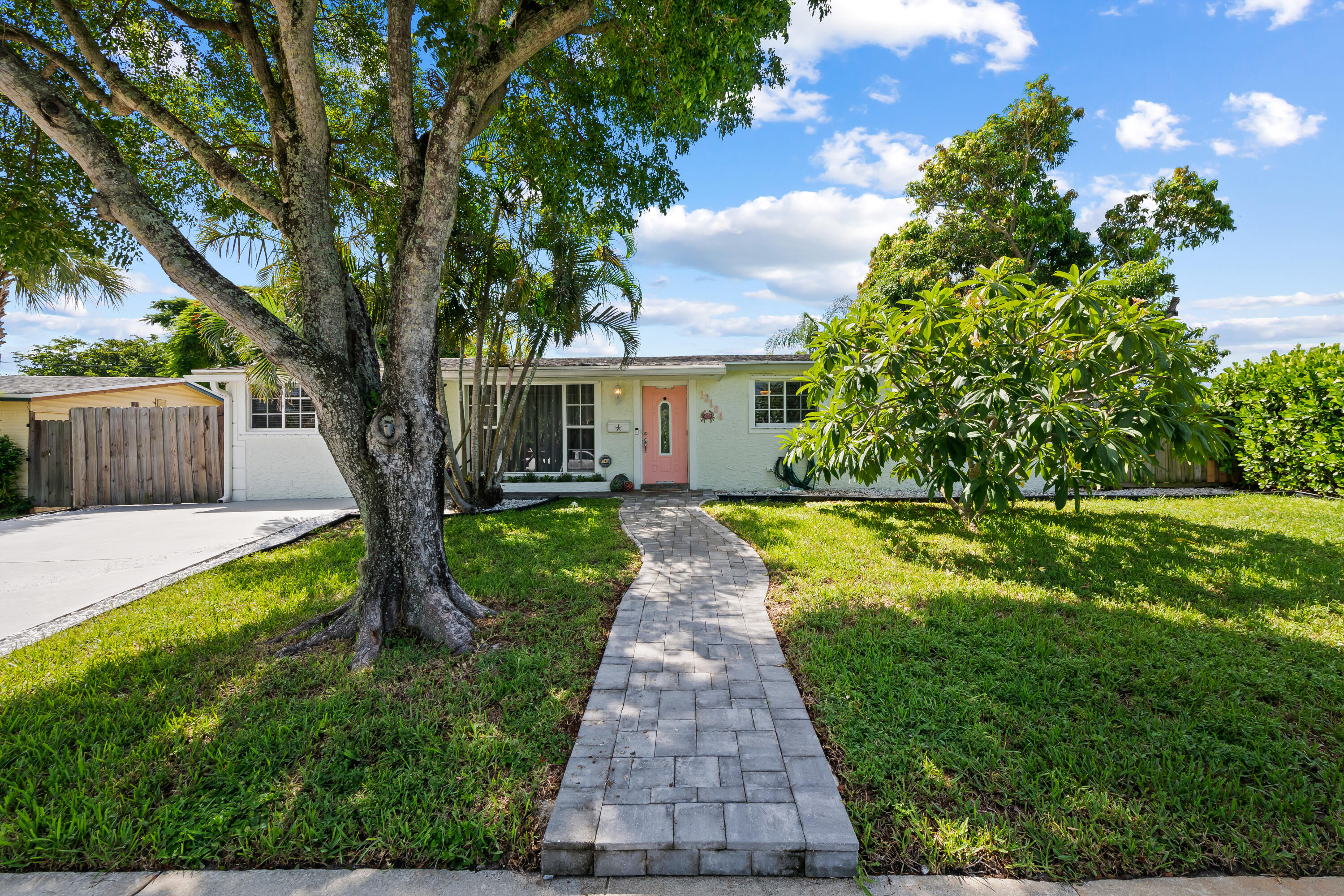 Foto de propiedad en 12104 Hillman Drive, Palm Beach Gardens, FL 33410 Palm Beach Gardens con MLS# 