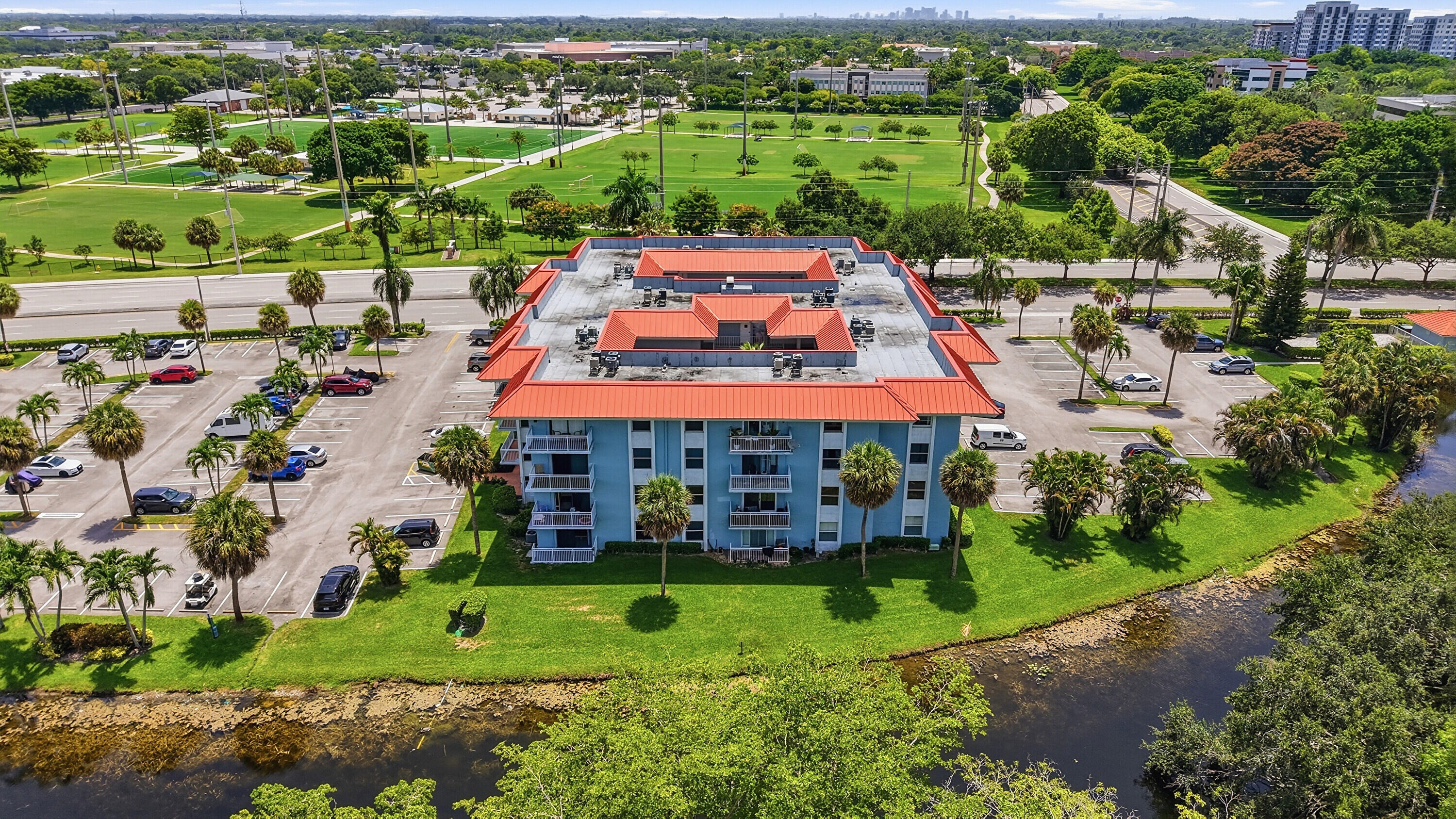Foto de propiedad en 505 S PINE ISLAND Road B310, Plantation, FL 33324 Plantation con MLS# 