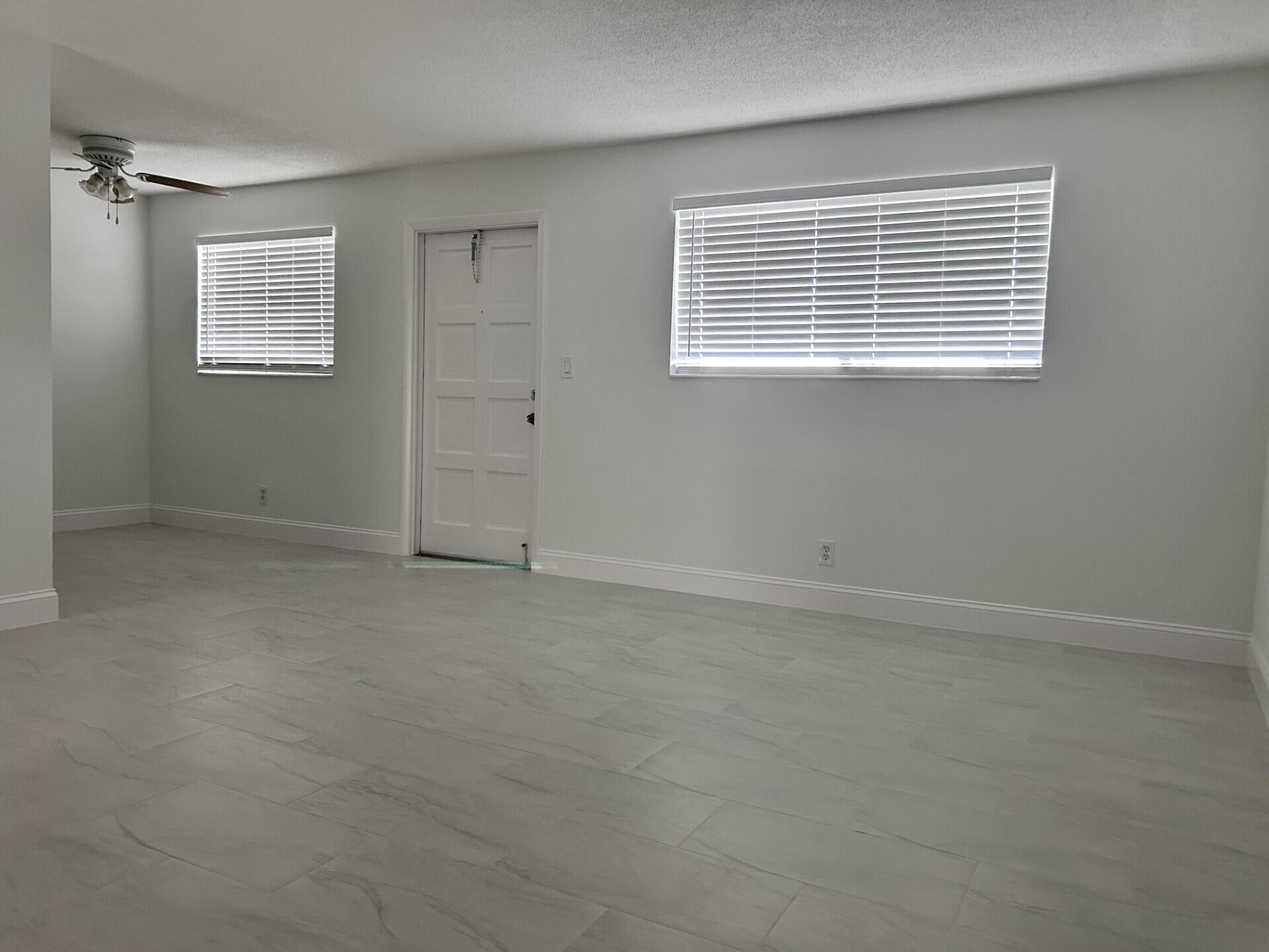 Foto de propiedad en 402 Lake Shore Drive 103, Lake Park, FL 33403 Lake Park con MLS# 