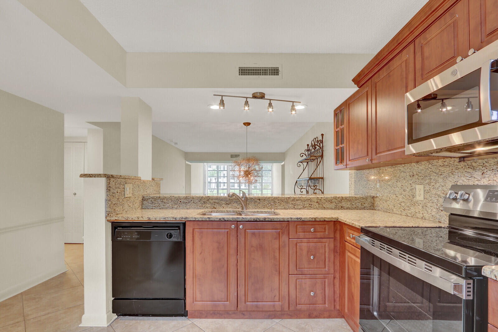 Foto de propiedad en 3636 WHITEHALL Drive 105, West Palm Beach, FL 33401 West Palm Beach con MLS# 