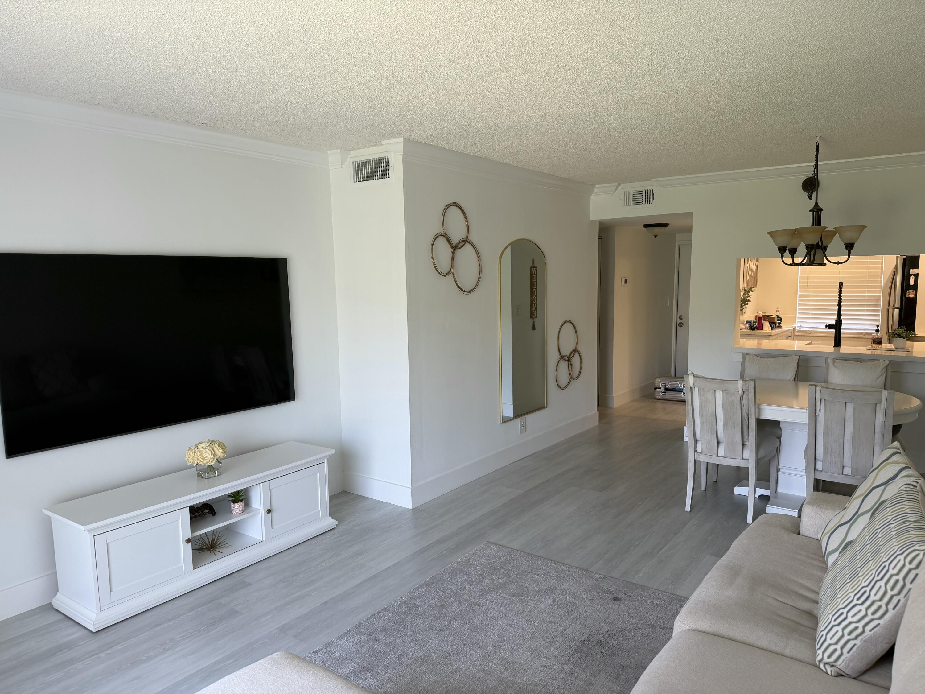 Foto de propiedad en 10001 WINDING LAKE Road 106, Sunrise, FL 33351 Sunrise con MLS# 