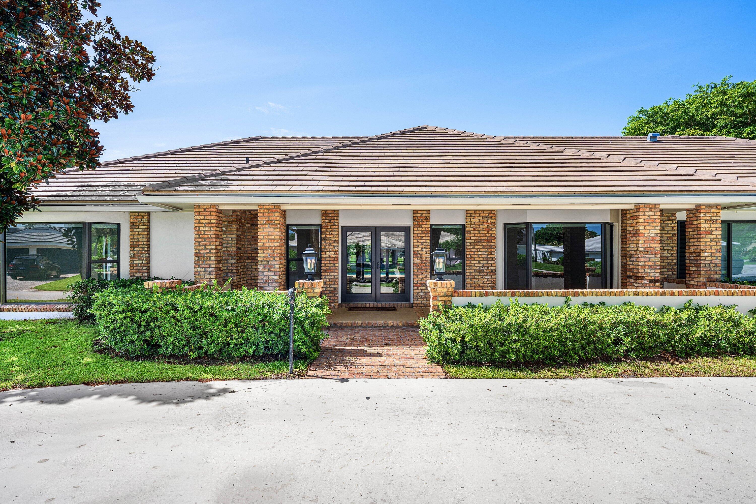 Welcome to 114 Glenbrook Ct! Inviting brick-lined porch