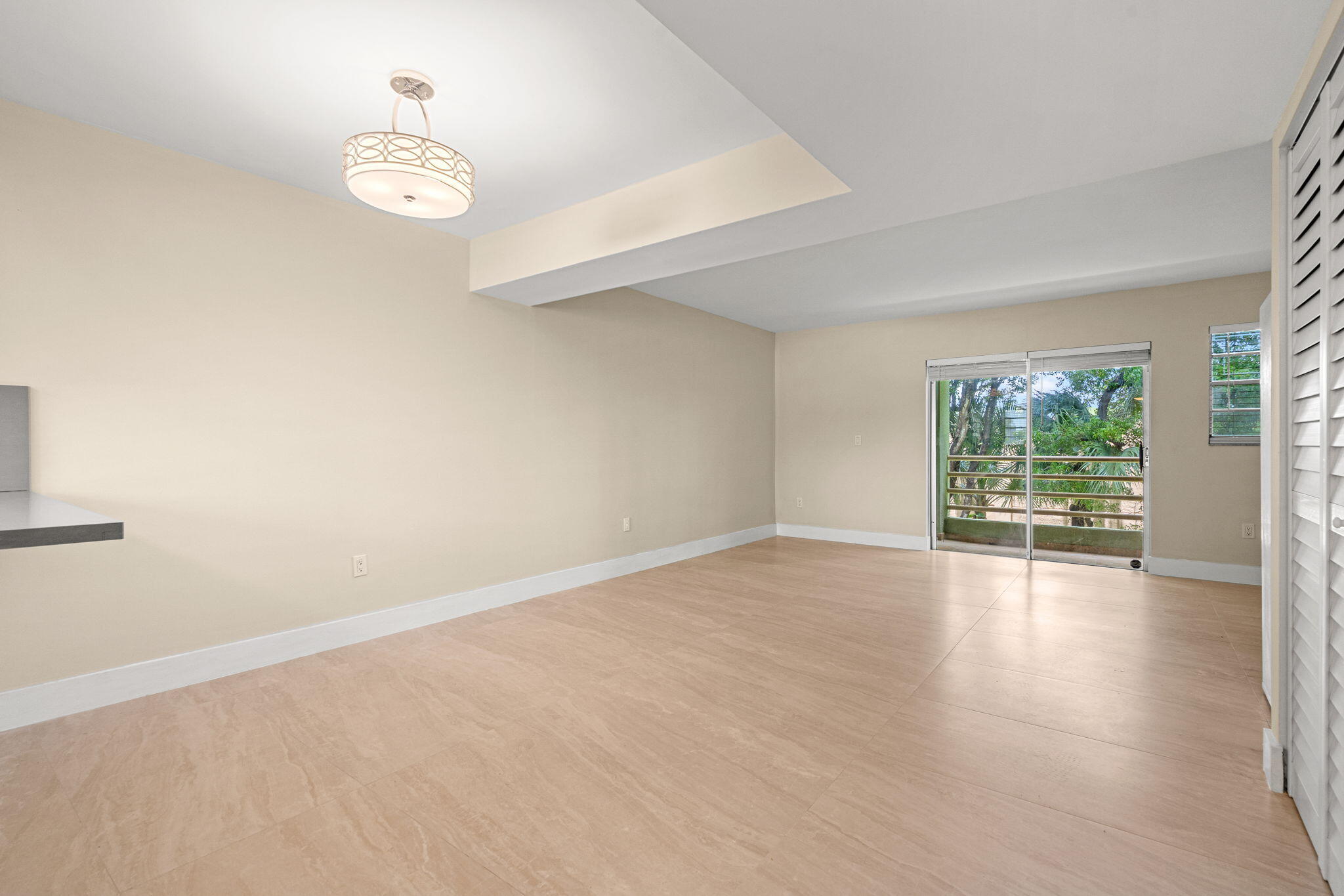 Foto de propiedad en 11099 NW 7th Street, Miami, FL 33172 Miami con MLS# 