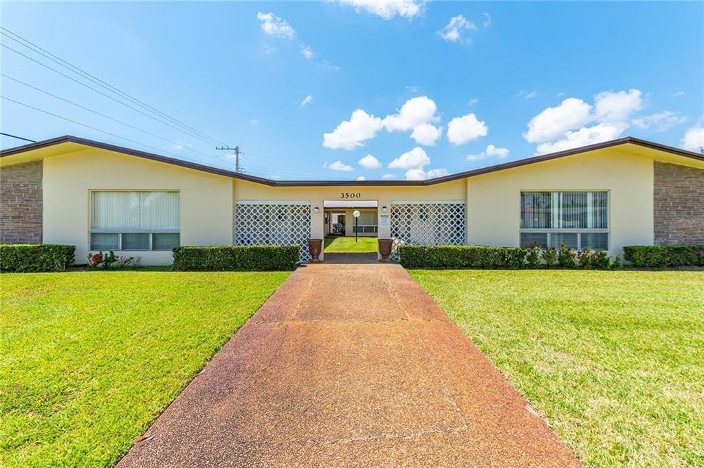 Foto de propiedad en 3500 Polk Street Unit 5, Hollywood, FL 33021 Hollywood con MLS# 