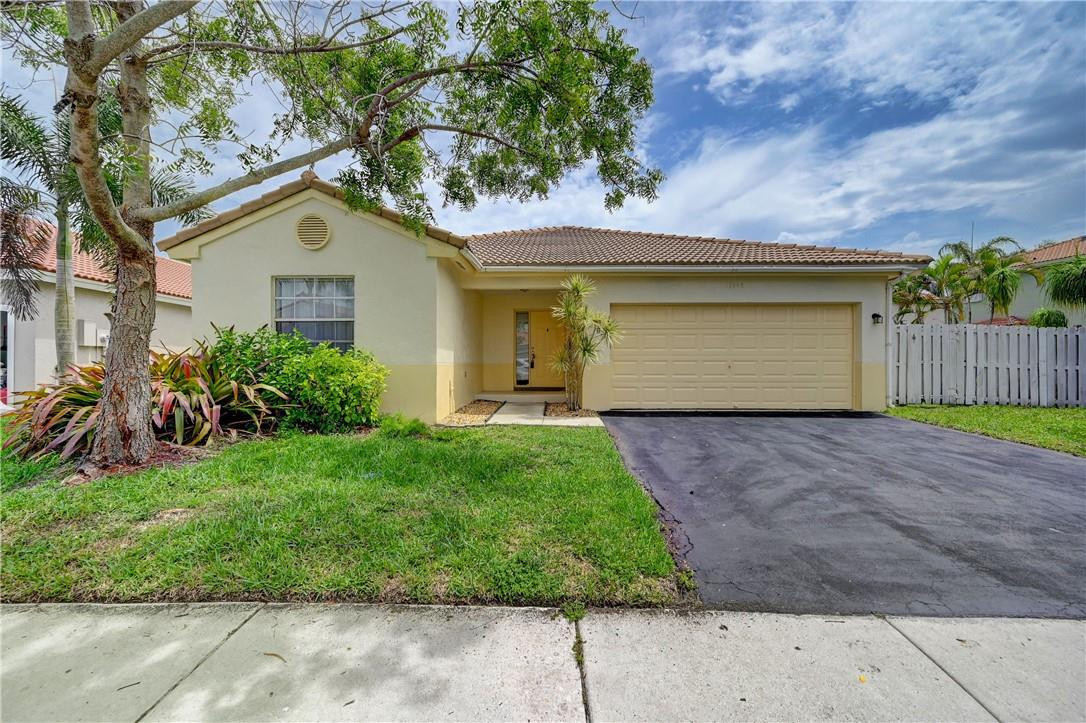 Foto de propiedad en 13348 NW 13TH Street, Sunrise, FL 33323 Sunrise con MLS# 