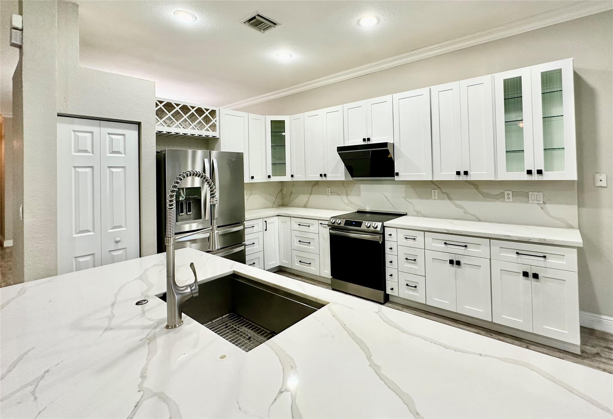 Foto de propiedad en 4109 W WHITEWATER Avenue, Weston, FL 33332 Weston con MLS# 