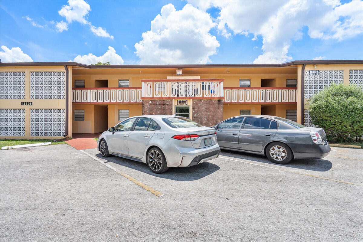 Foto de propiedad en 18801 NE 2ND Avenue 1005, Miami, FL 33179 Miami con MLS# 