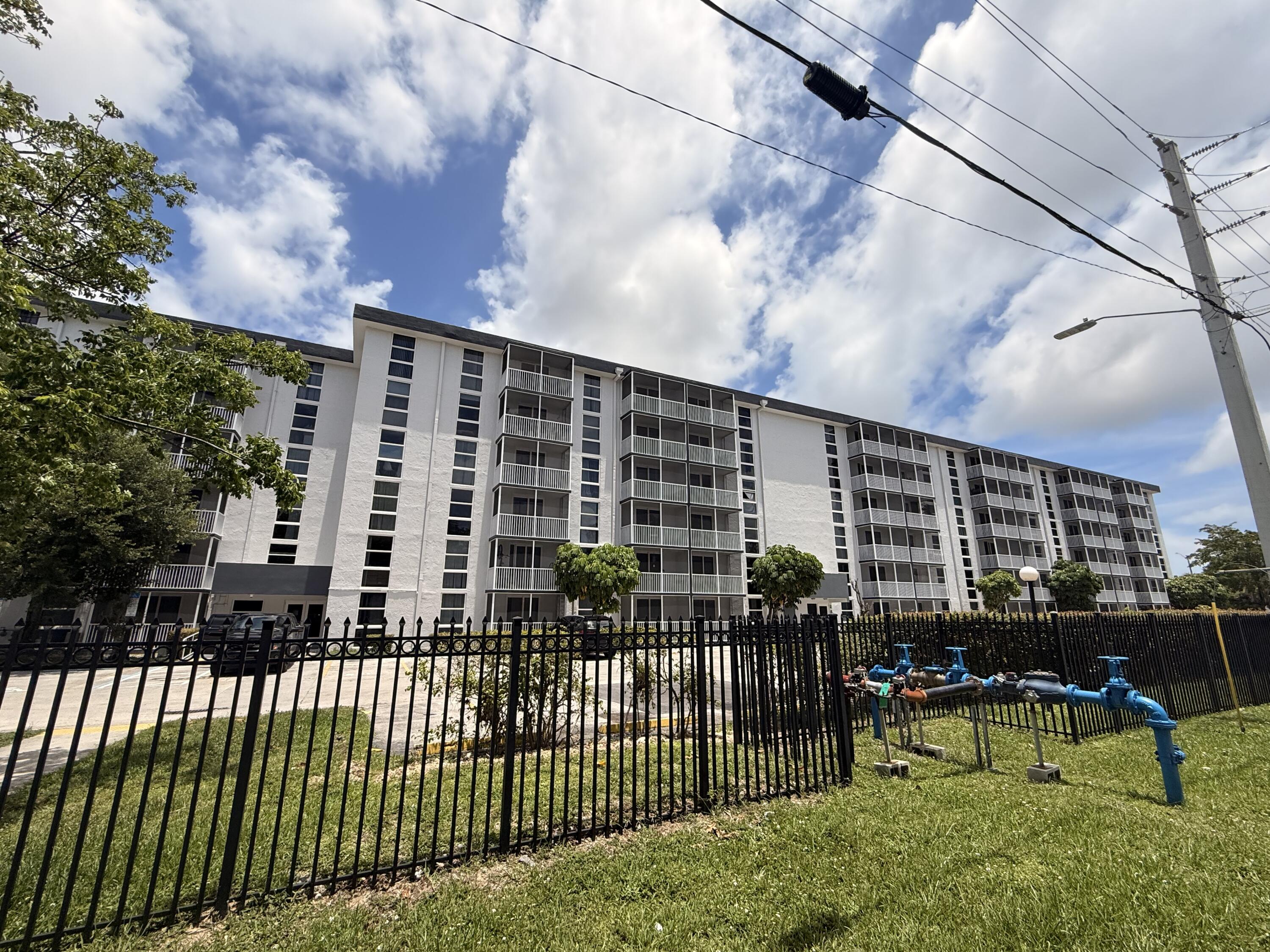 Foto de propiedad en 16950 W Dixie Highway A226, North Miami Beach, FL 33160 North Miami Beach con MLS# 