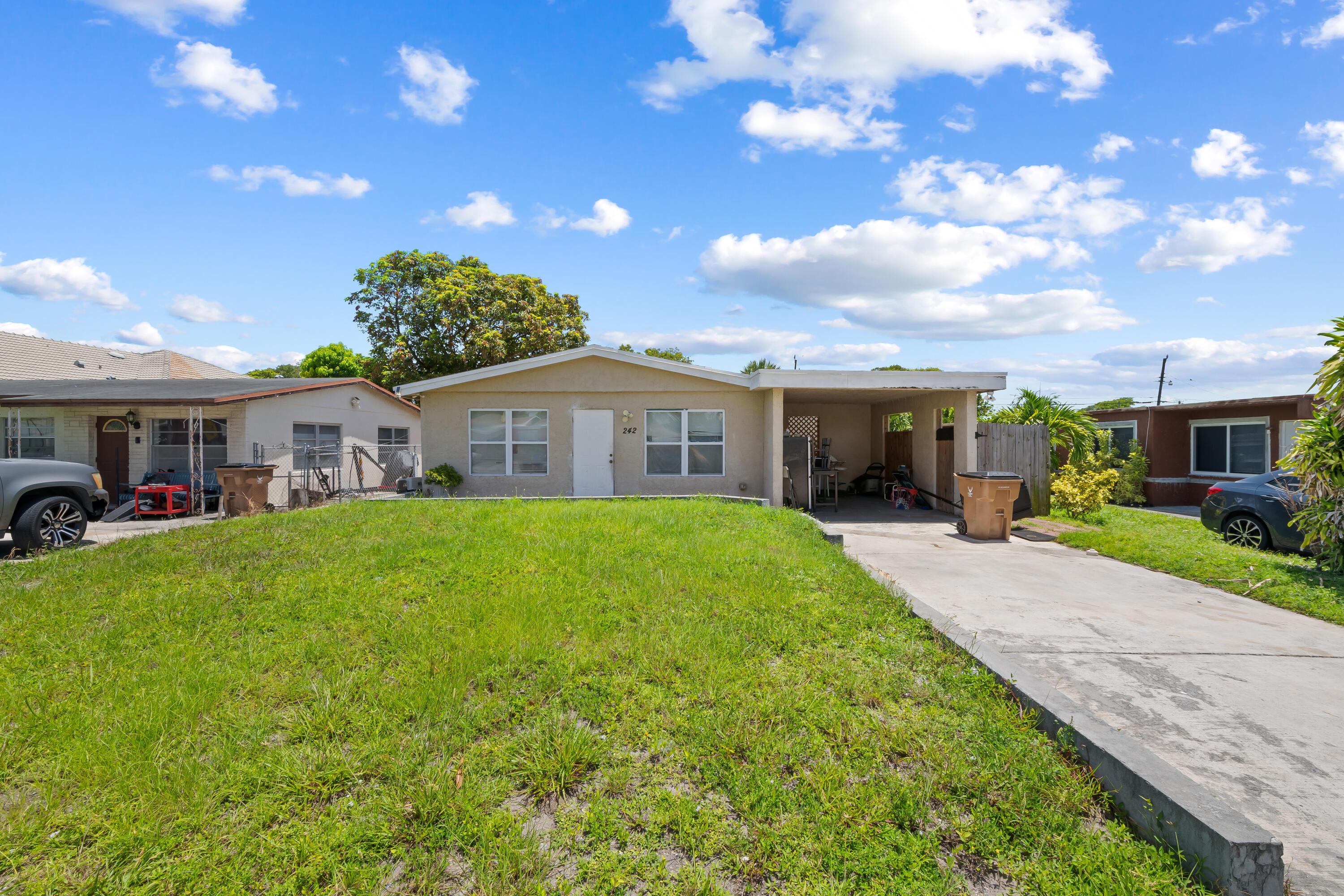 Foto de propiedad en 242 SW 3RD Street, Deerfield Beach, FL 33441 Deerfield Beach con MLS# 