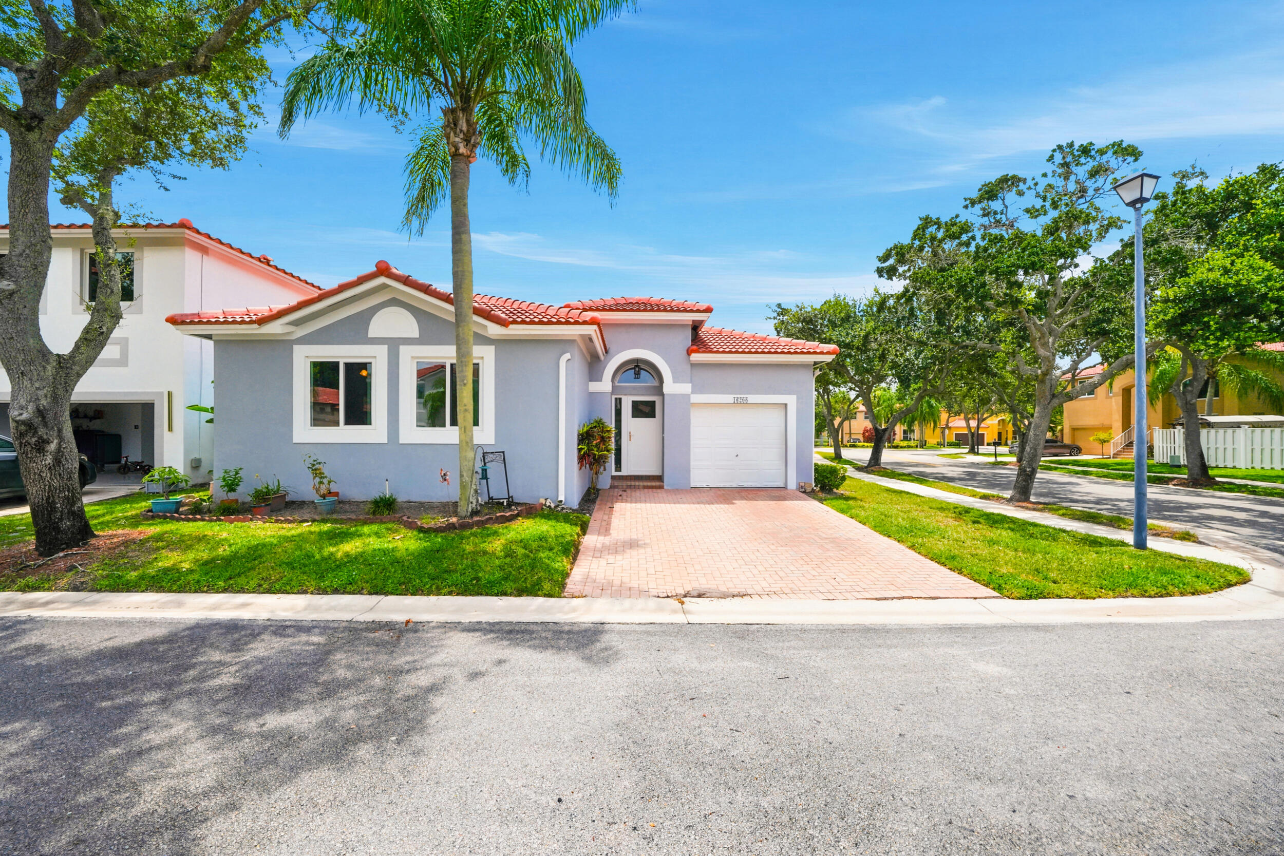 Foto de propiedad en 16208 OPAL CREEK Drive, Weston, FL 33331 Weston con MLS# 