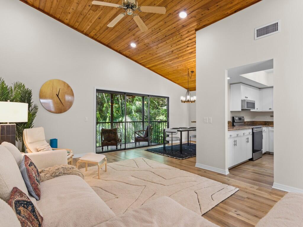 En Venta 2125 PINE CREEK Boulevard 205, Vero Beach, FL 32966, Vero Beach, FL 32966
