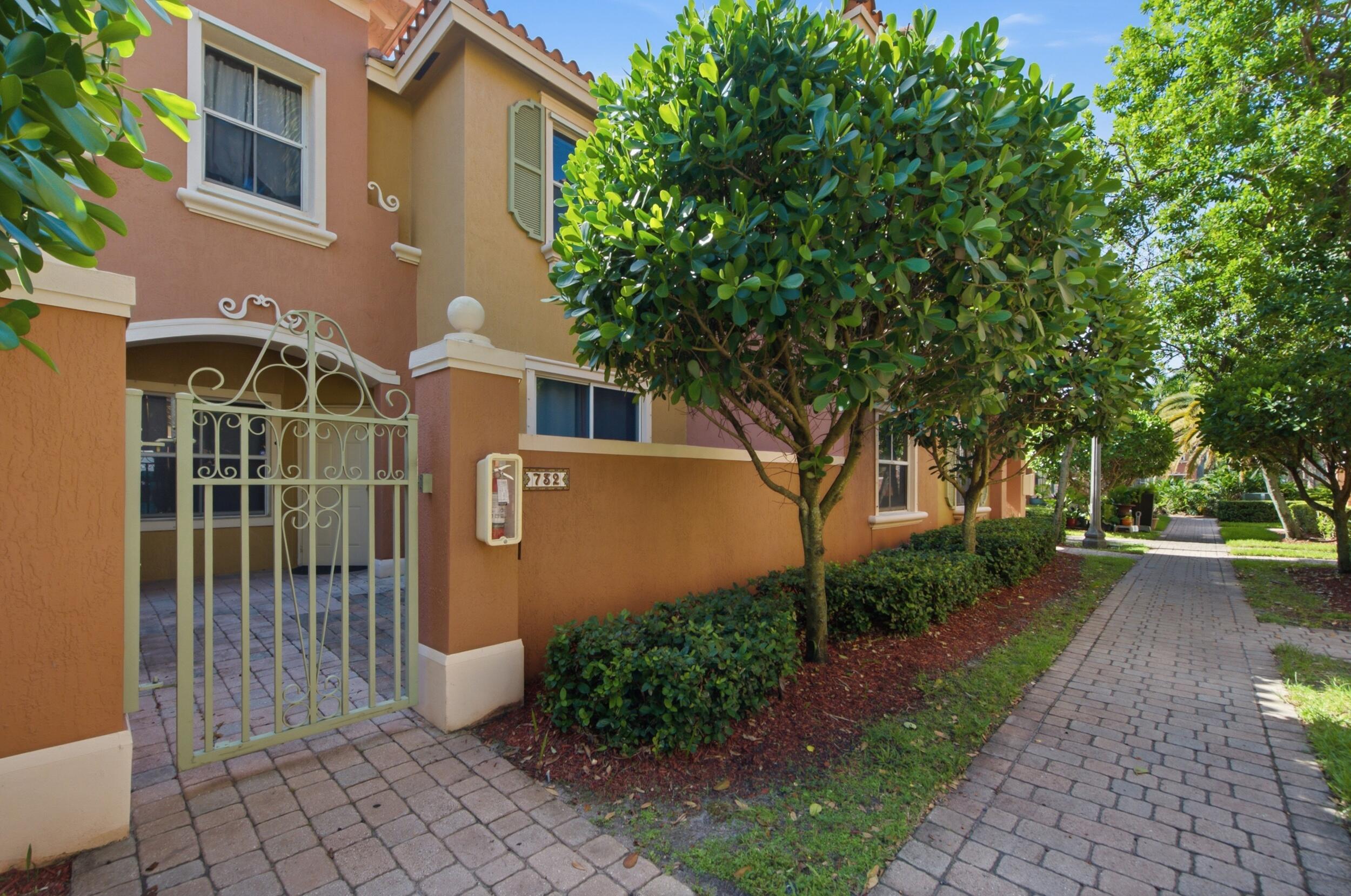 Foto de propiedad en 732 SW 106th Avenue 2011, Pembroke Pines, FL 33025 Pembroke Pines con MLS# 