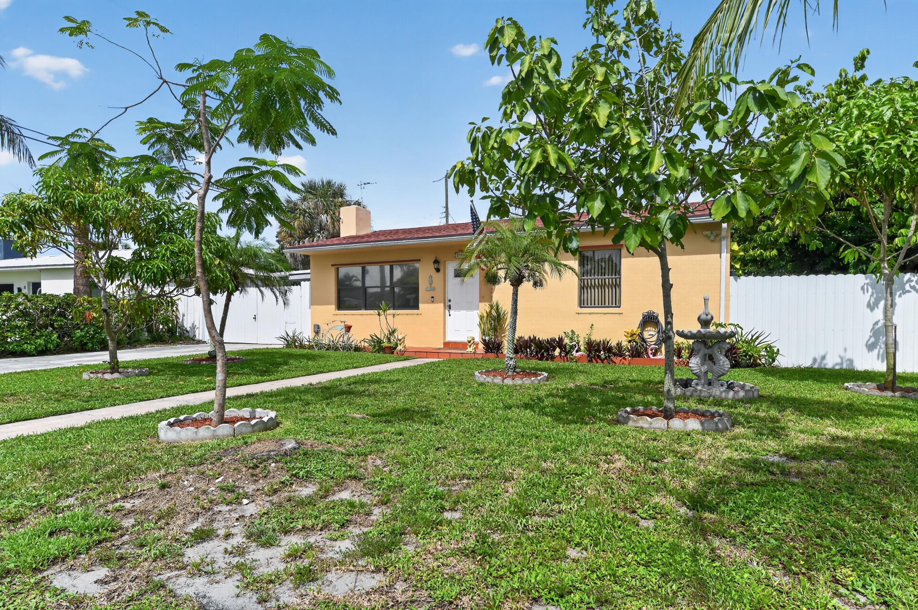 Foto de propiedad en 5826 CHURCHILL Court, West Palm Beach, FL 33405 West Palm Beach con MLS# 