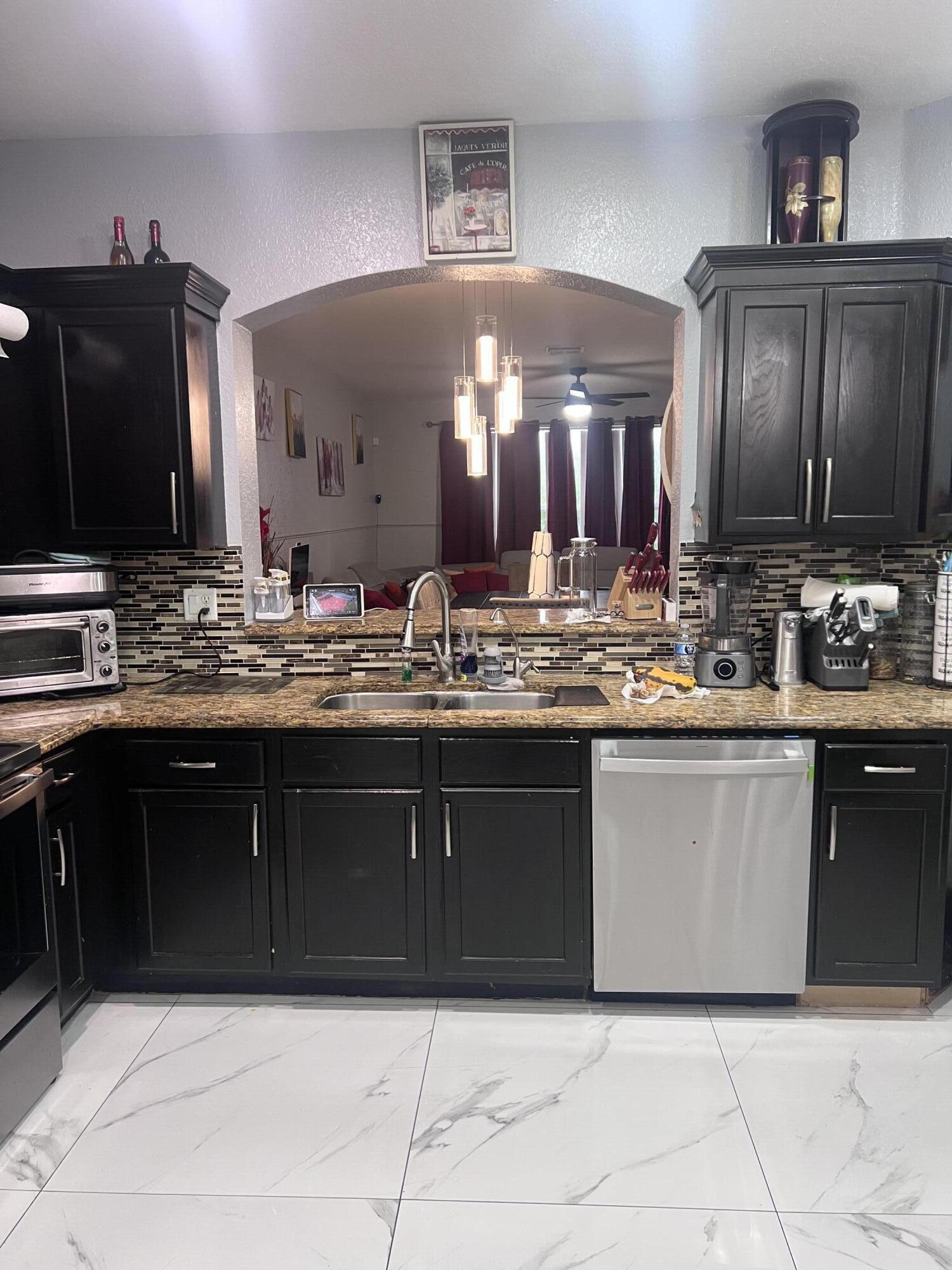 Foto de propiedad en 2336 Center Stone Lane, Riviera Beach, FL 33404 Riviera Beach con MLS# 