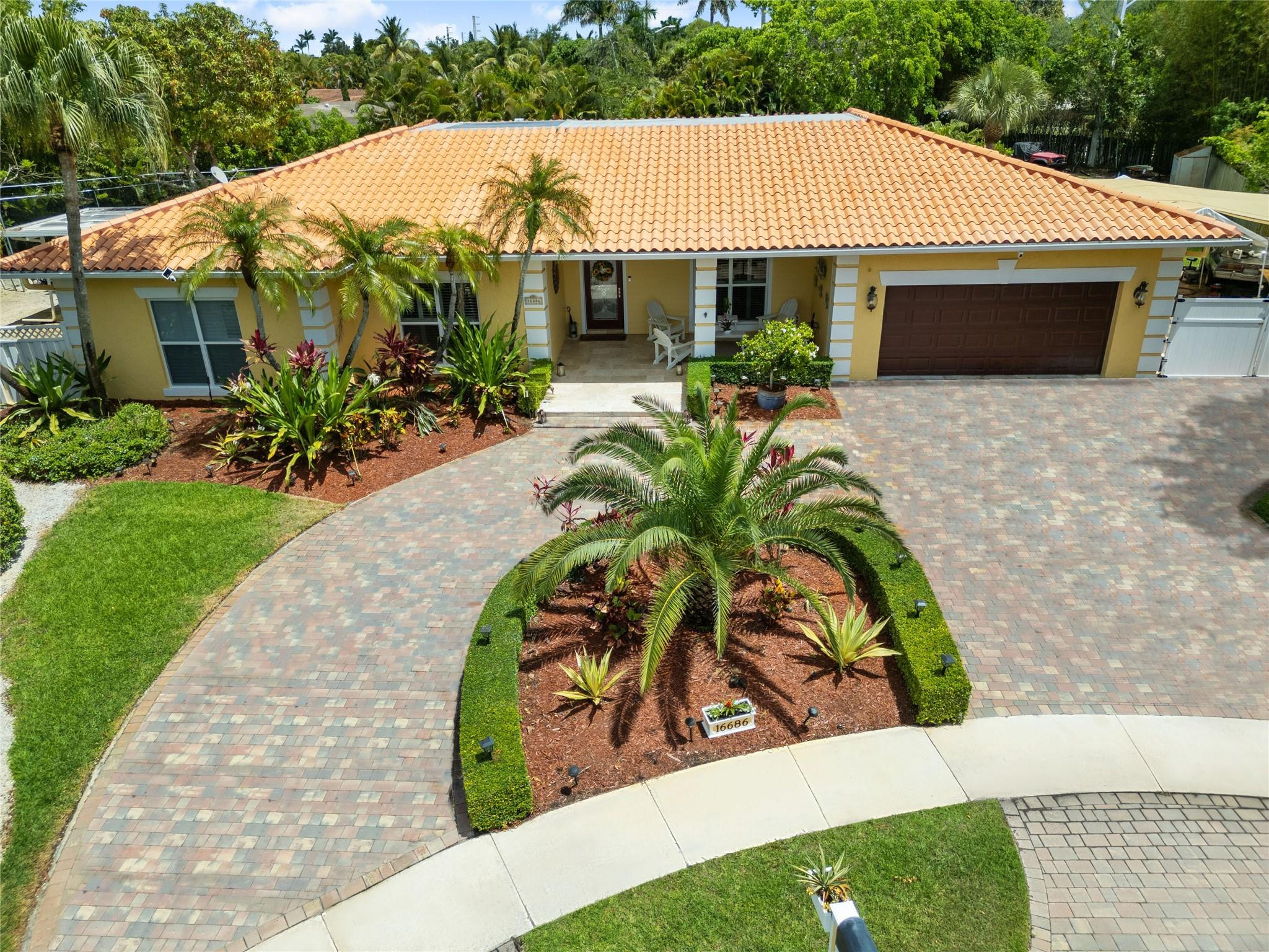 Foto de propiedad en 16686 GOLFVIEW Drive, Weston, FL 33326 Weston con MLS# 