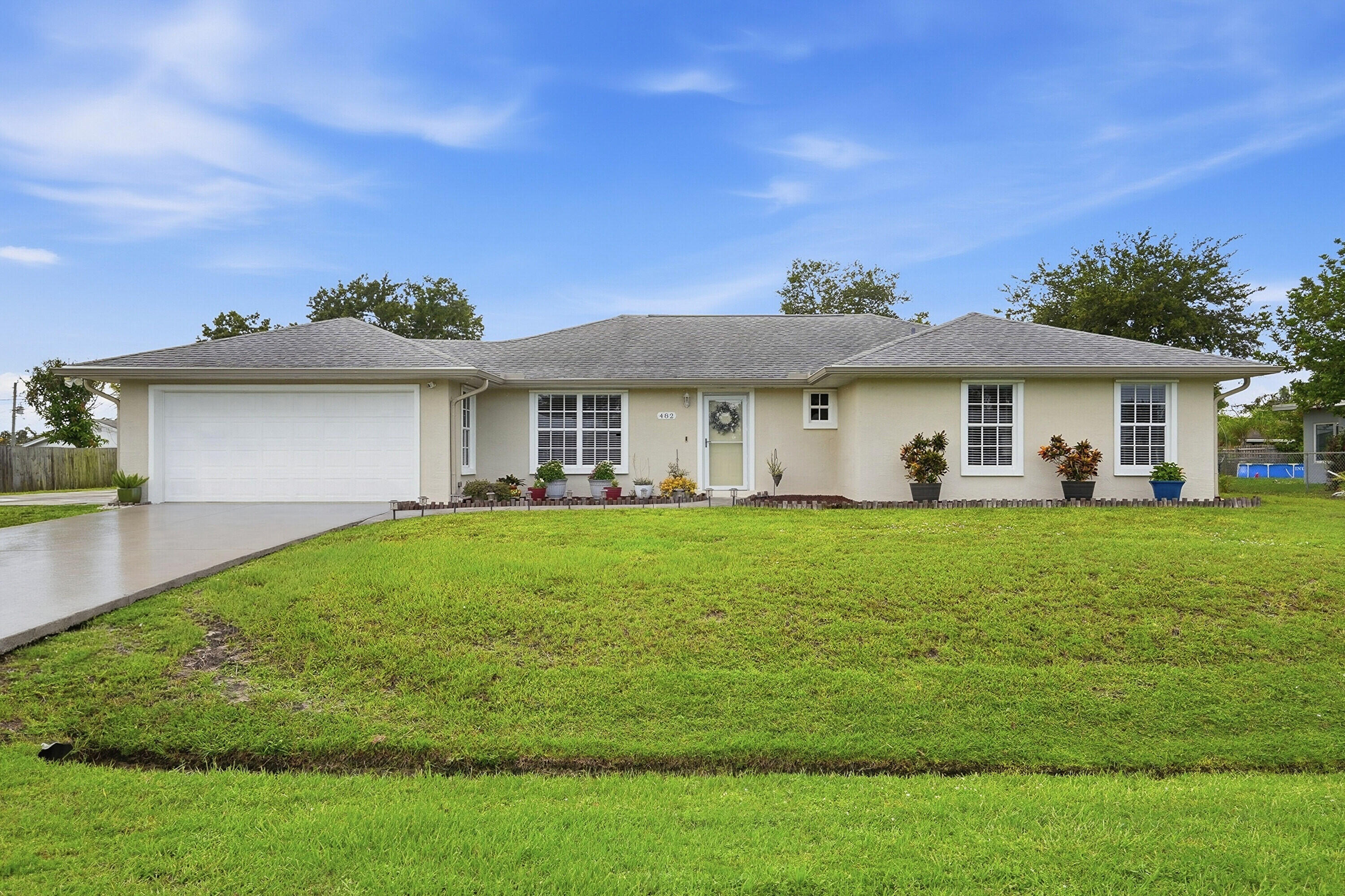 Foto de propiedad en 482 SE GALLEON Lane, Port St. Lucie, FL 34983 Port St. Lucie con MLS# 