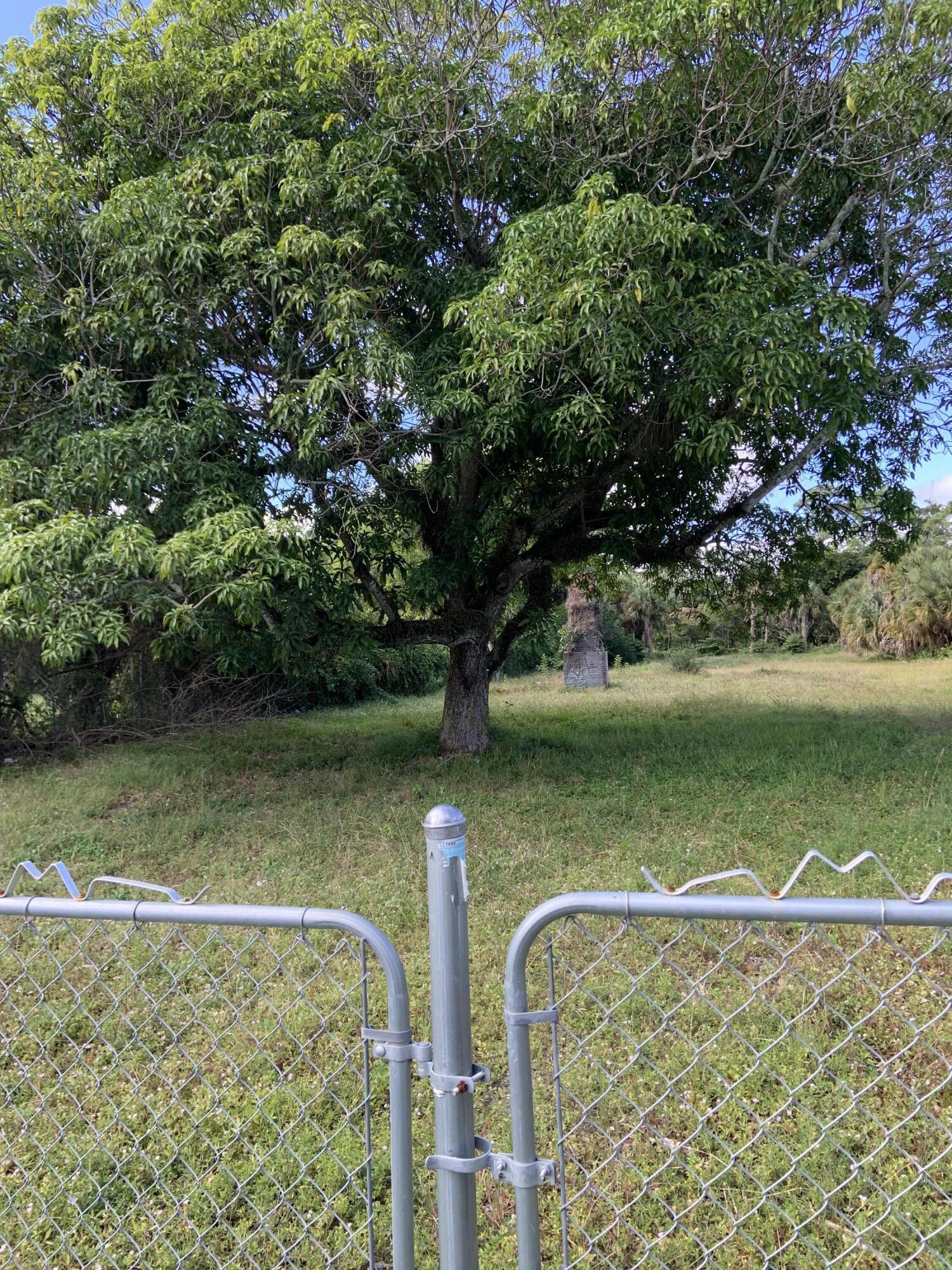 Foto de propiedad en 1099 N HAVERHILL Road, Haverhill, FL 33417 Haverhill con MLS# 