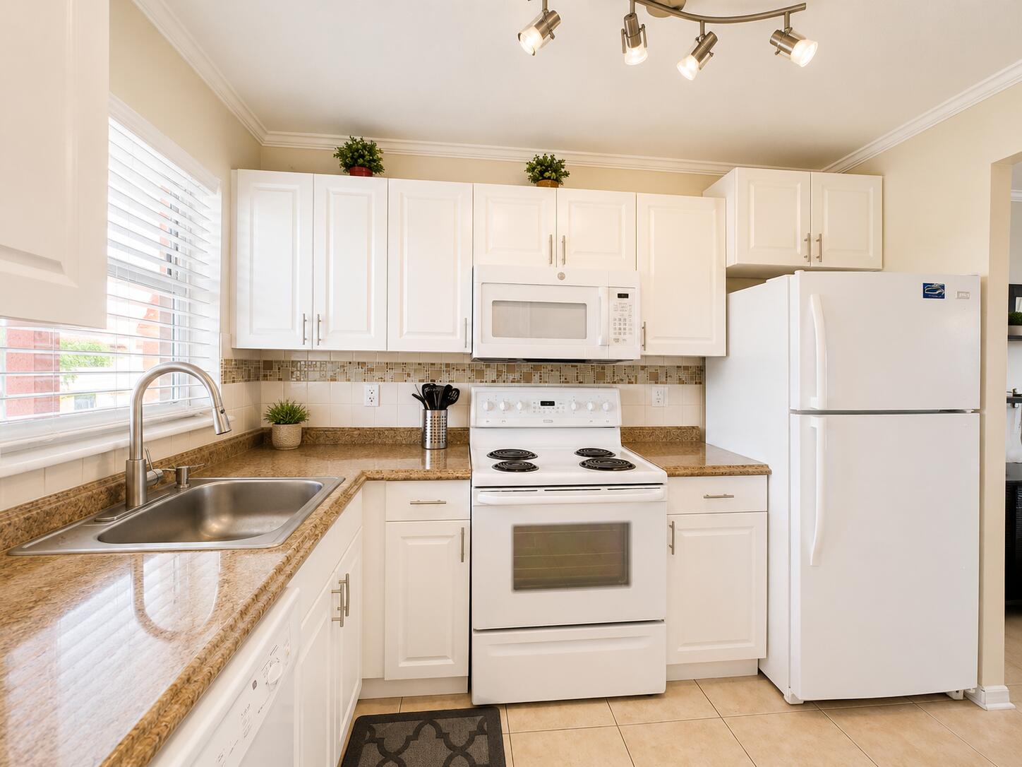 Foto de propiedad en 2651 SUNRISE LAKES Drive E 310, Sunrise, FL 33322 Sunrise con MLS# 