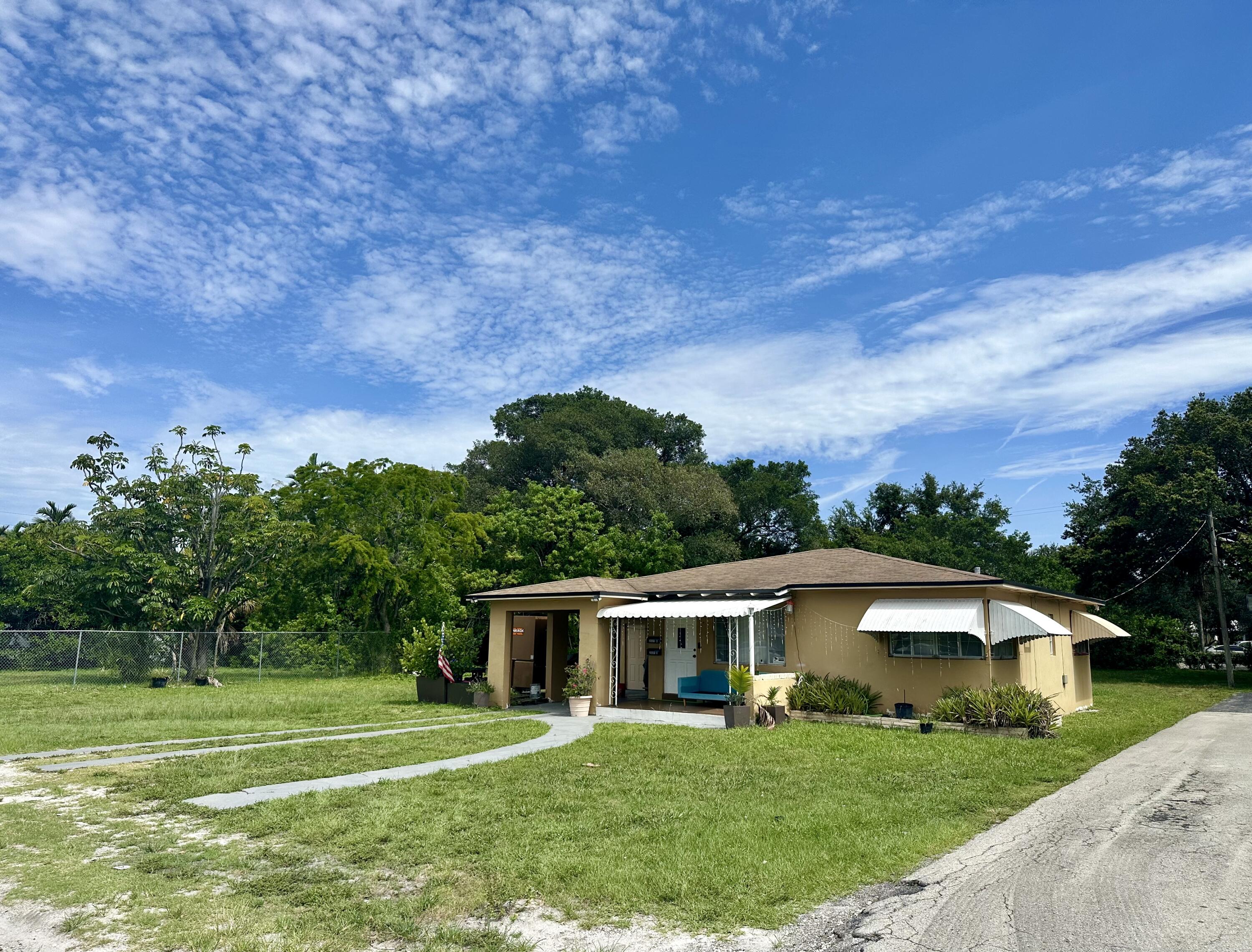 Foto de propiedad en 2531 Pierce Street, Hollywood, FL 33020 Hollywood con MLS# 