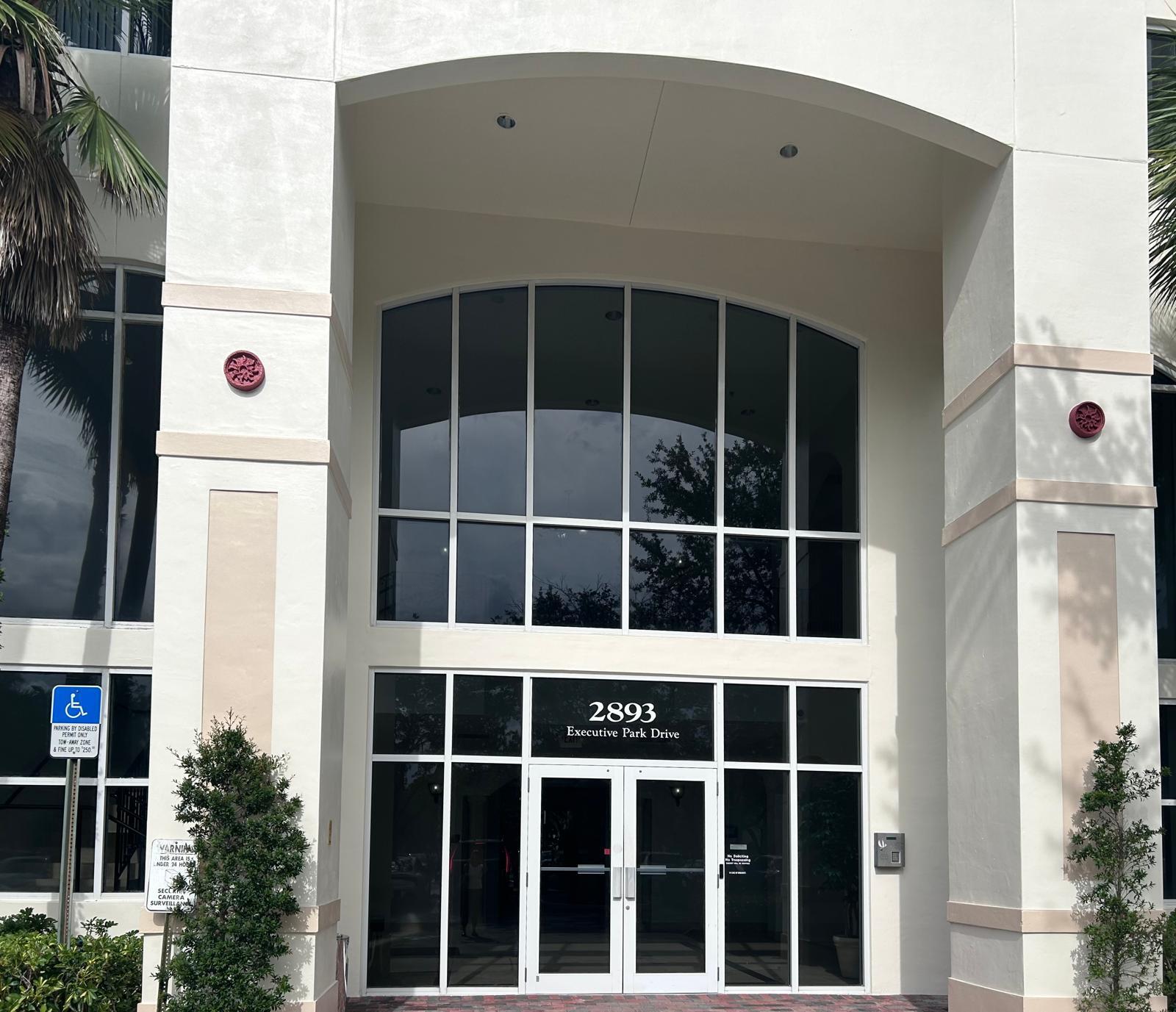 Foto de propiedad en 2893 Executive Park Drive 105, Weston, FL Weston con MLS# 