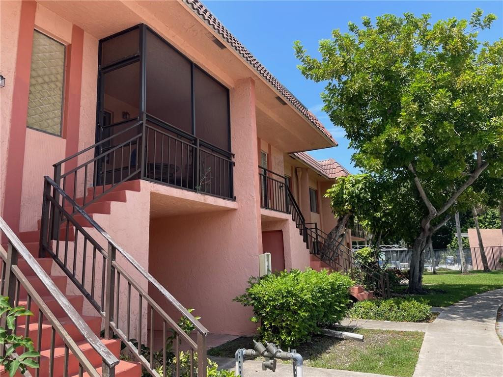 Foto de propiedad en 235 LAKEVIEW Drive 102, Weston, FL 33326 Weston con MLS# 