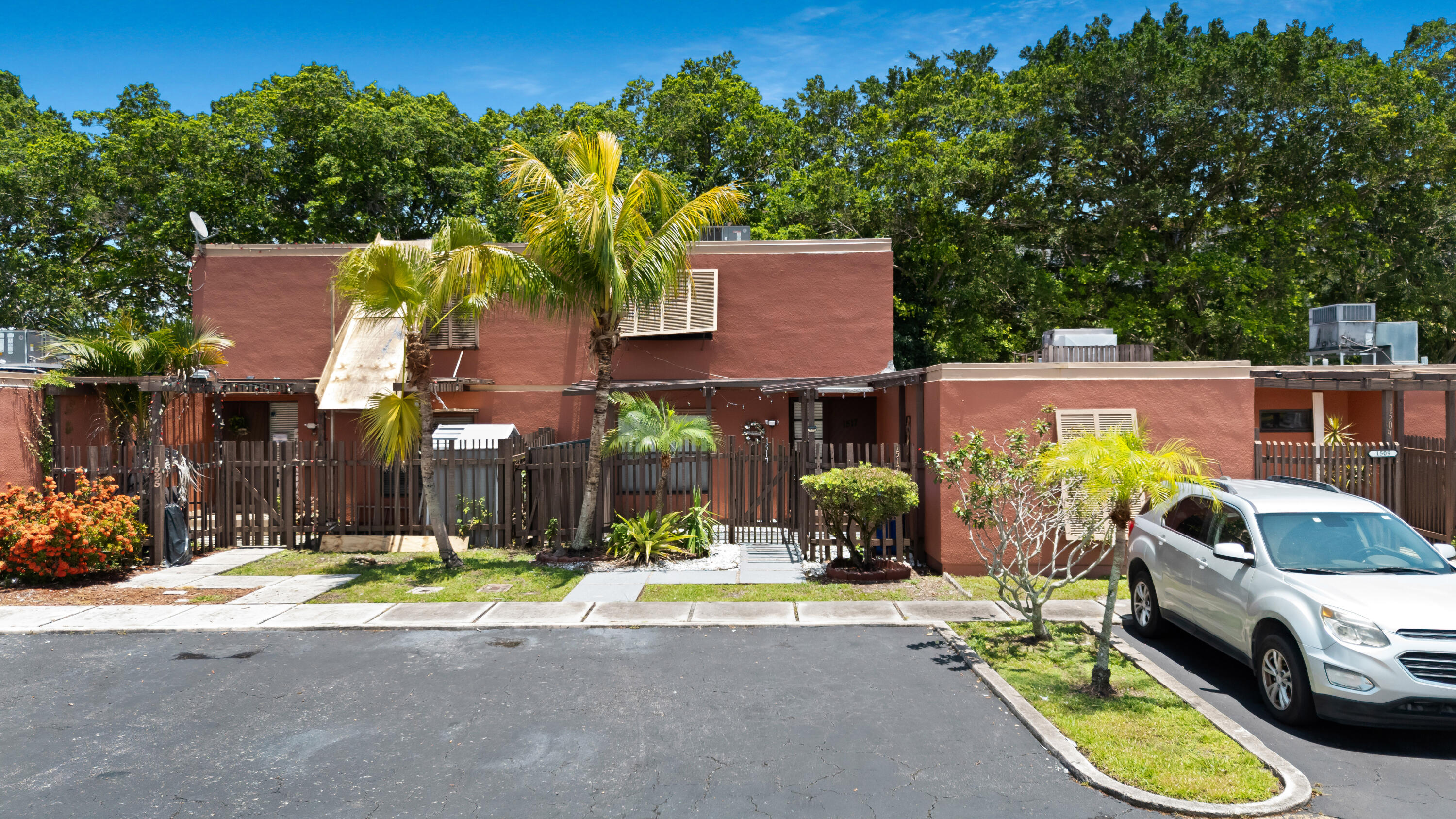 Foto de propiedad en 1517 Fairway Road, Pembroke Pines, FL 33026 Pembroke Pines con MLS# 