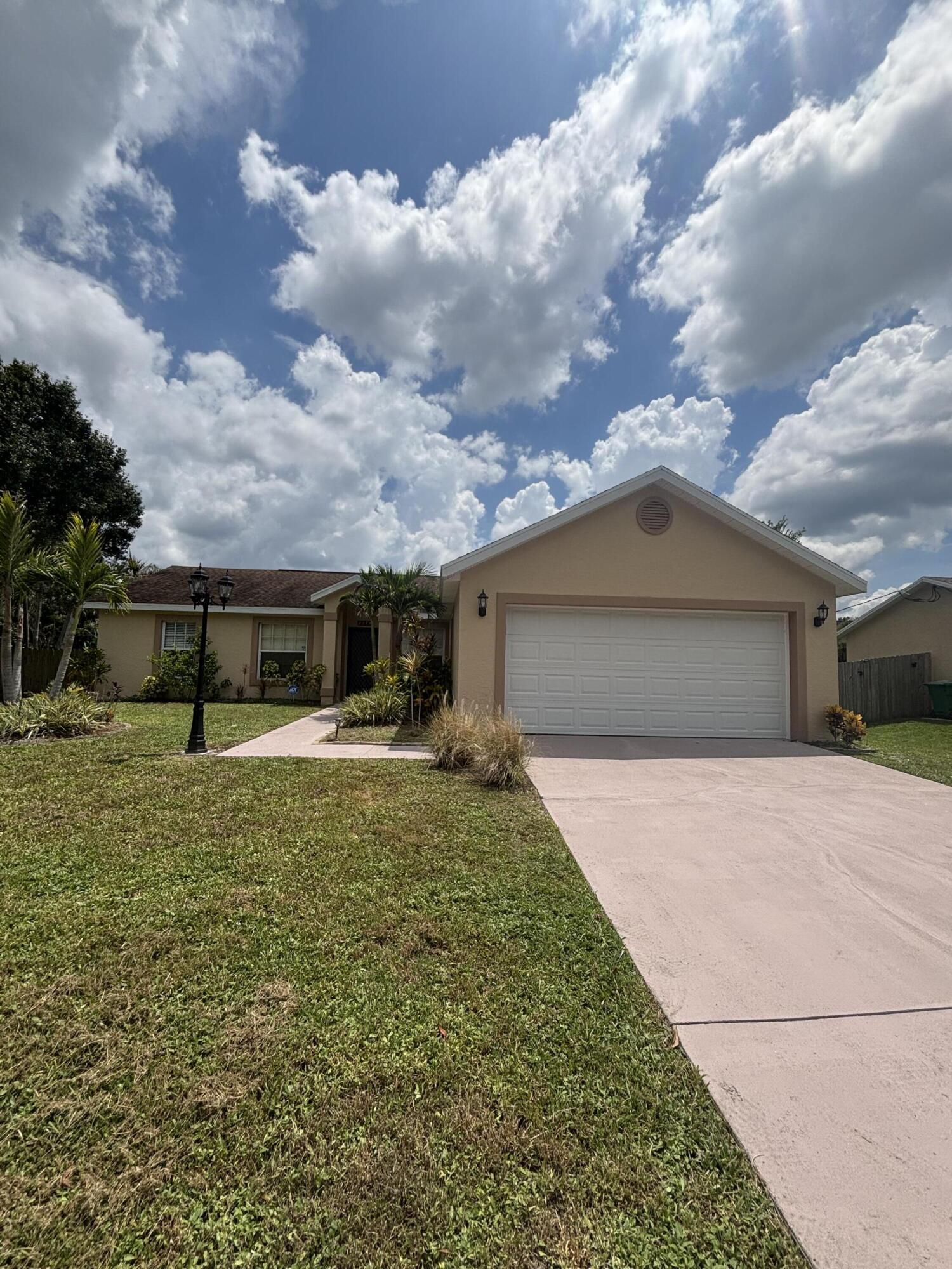 Foto de propiedad en 2274 SE LONGHORN Avenue, Port St. Lucie, FL 34952 Port St. Lucie con MLS# 