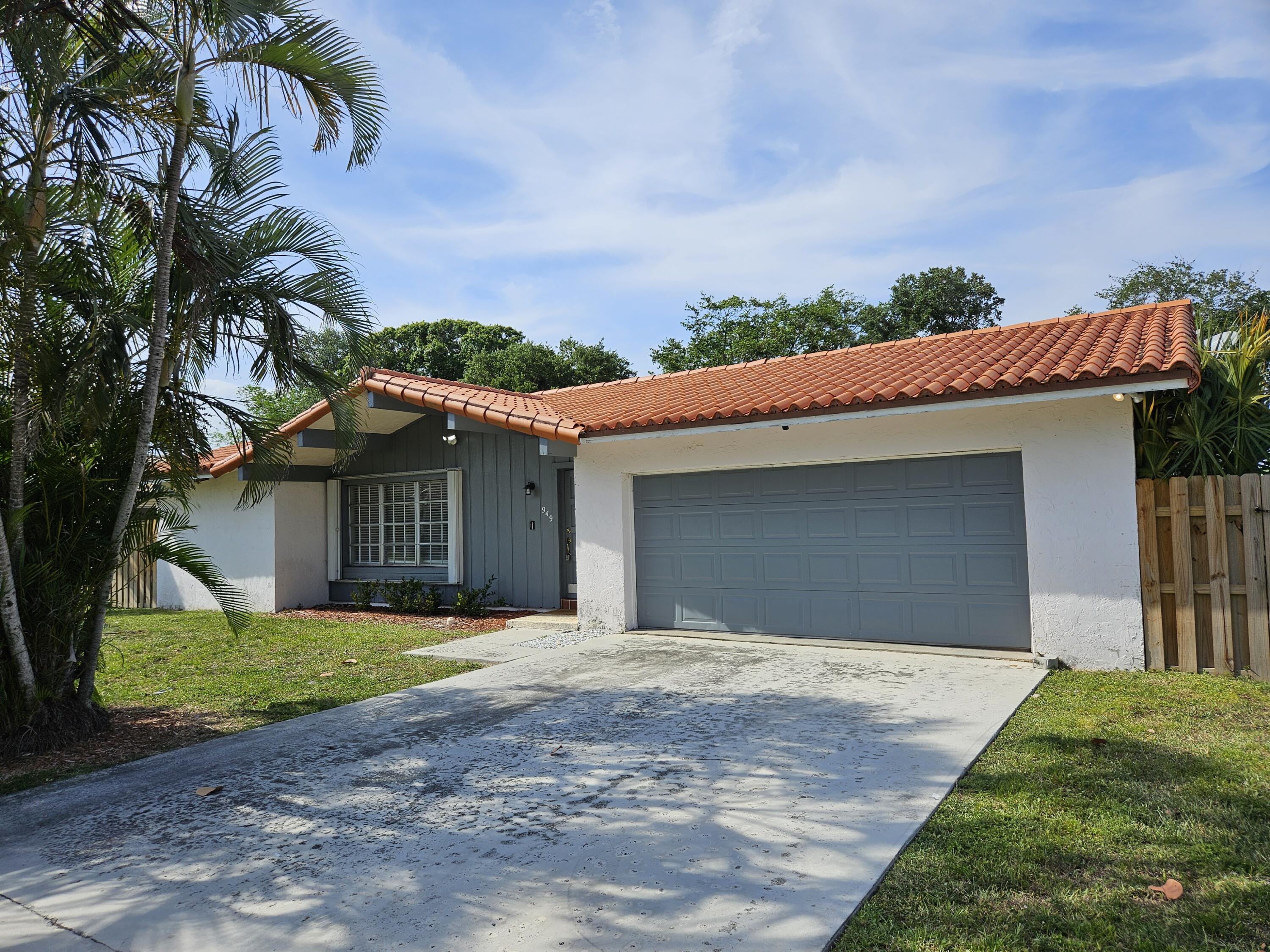 Foto de propiedad en 949 NW 8TH Street, Boca Raton, FL 33486 Boca Raton con MLS# 
