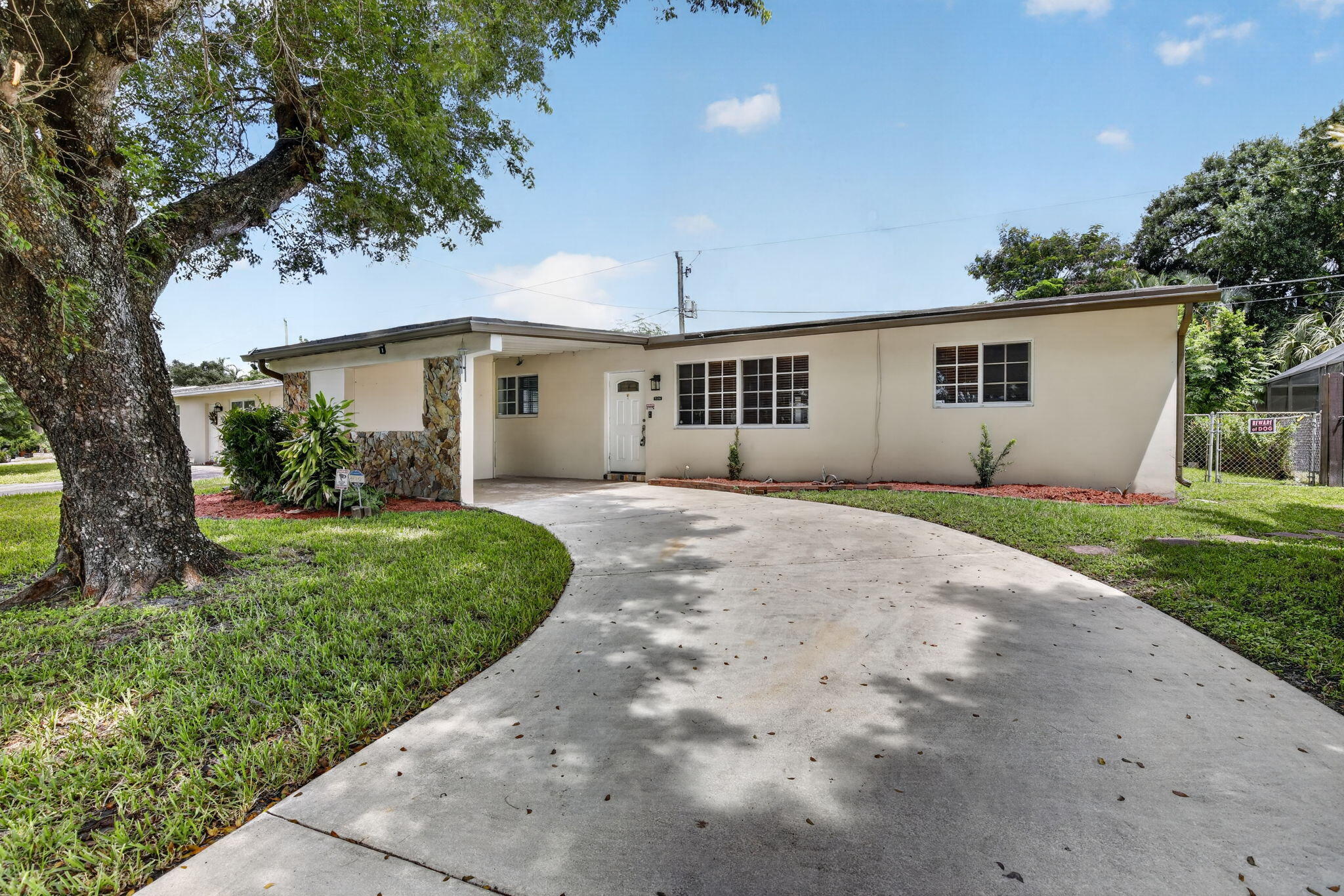 Foto de propiedad en 7231 Freedom Street, Hollywood, FL 33024 Hollywood con MLS# 