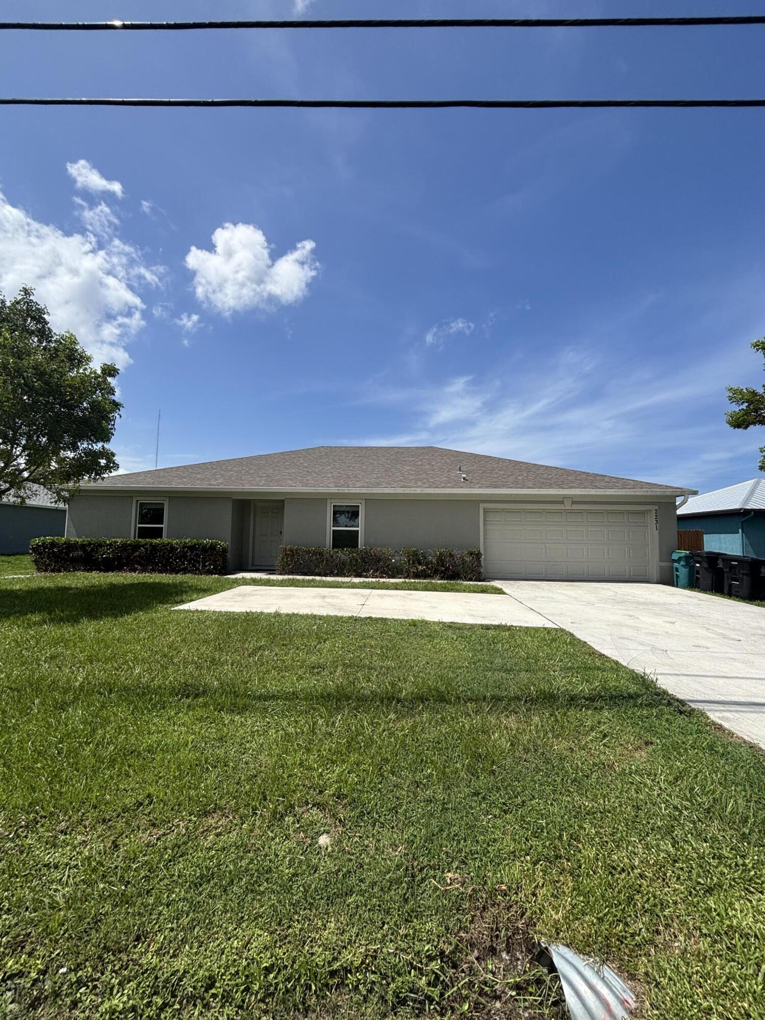 Foto de propiedad en 2231 SE MARIPOSA Avenue, Port St. Lucie, FL 34952 Port St. Lucie con MLS# 
