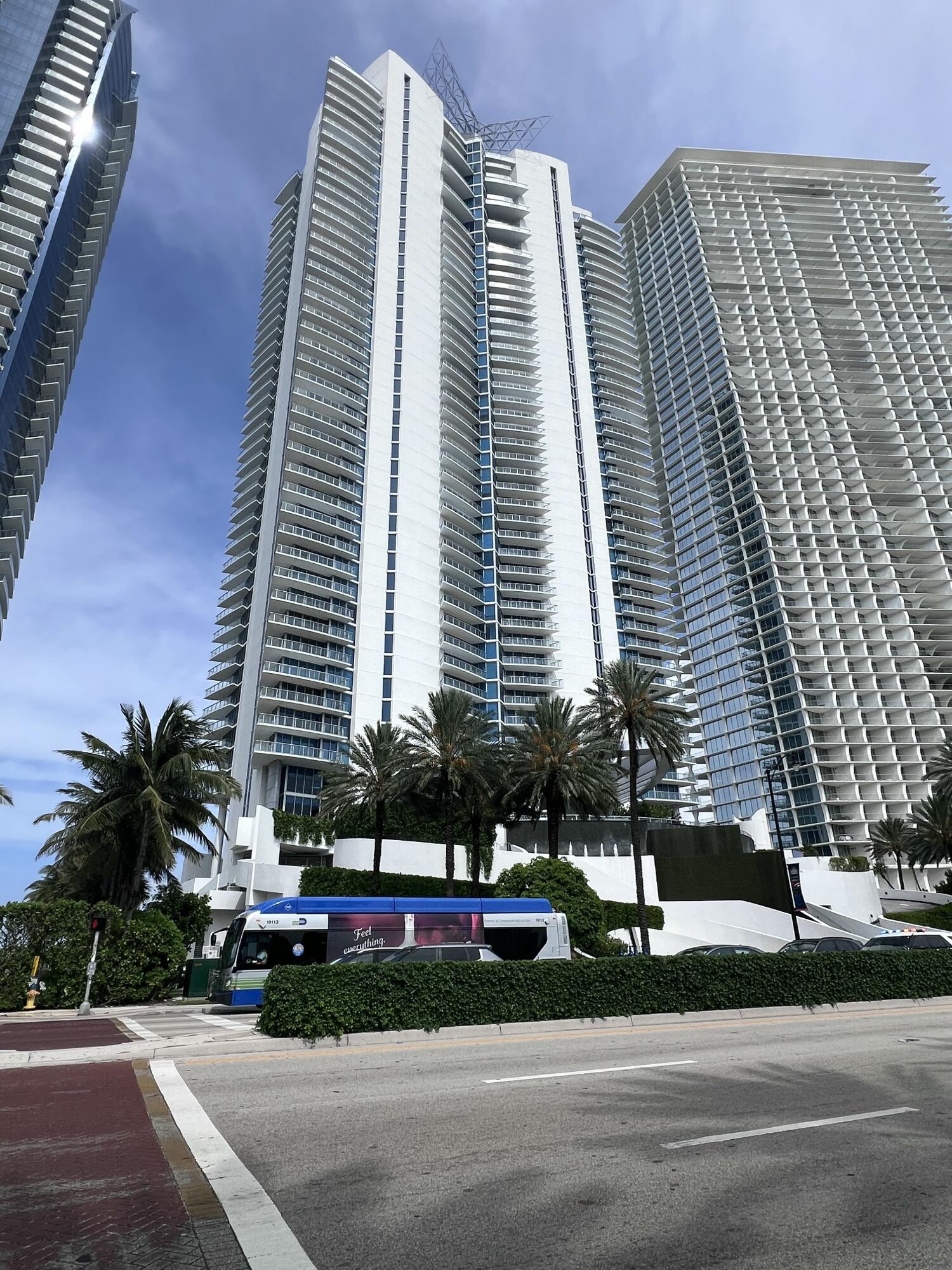 Foto de propiedad en 17001 COLLINS Avenue 1806, Sunny Isles Beach, FL 33160 Sunny Isles Beach con MLS# 