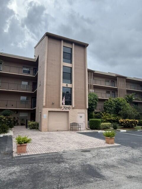 Foto de propiedad en 7210 Lake Cir Drive 401, Margate, FL 33063 Margate con MLS# 