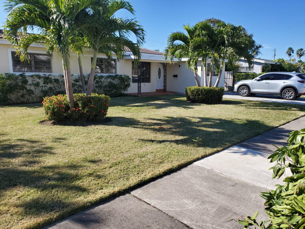 En Renta 2460 NE 215th Street, Miami, FL 33180, Miami, FL 33180
