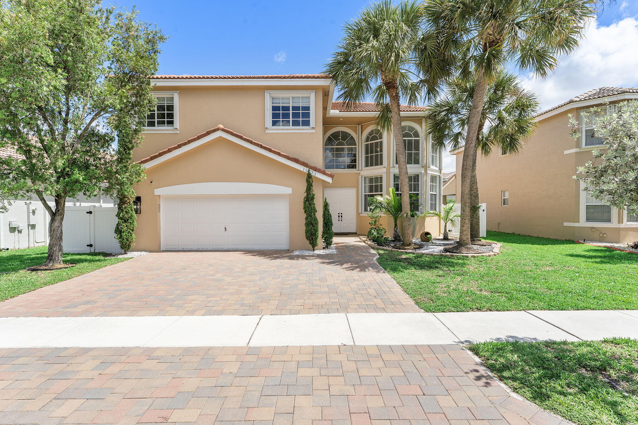 Foto de propiedad en 16223 SW 15TH Street, Pembroke Pines, FL 33027 Pembroke Pines con MLS# 