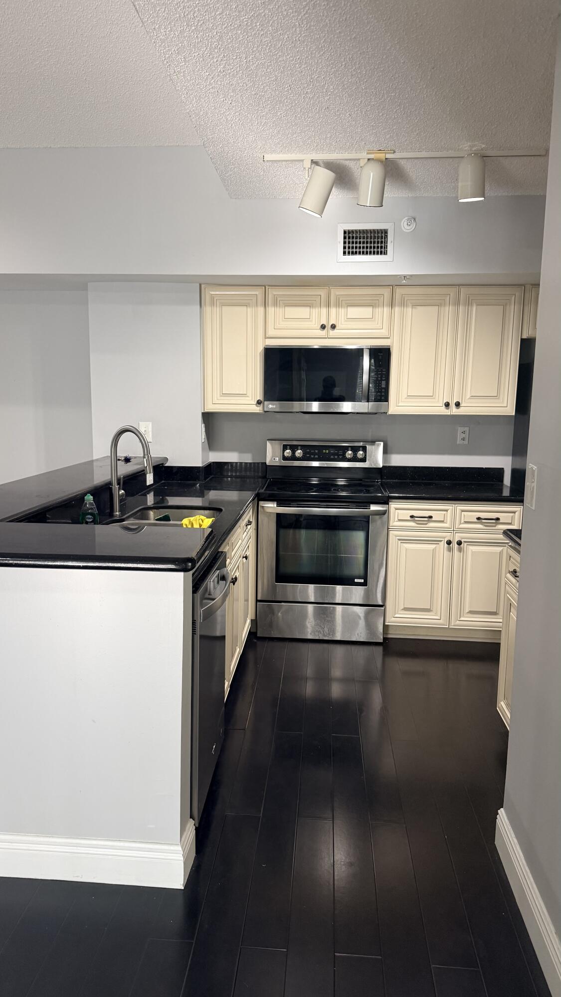 Foto de propiedad en 2640 S University Drive 325, Davie, FL 33328 Davie con MLS# 