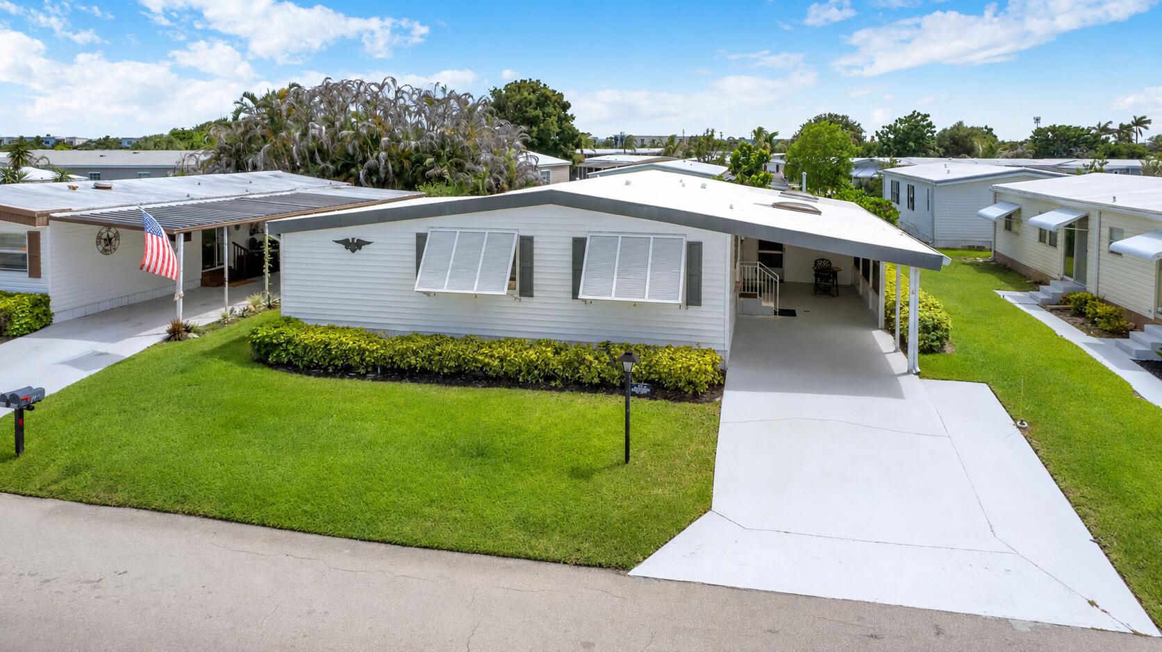 Foto de propiedad en 140 NE Pinelake Village Boulevard, Jensen Beach, FL 34957 Jensen Beach con MLS# 