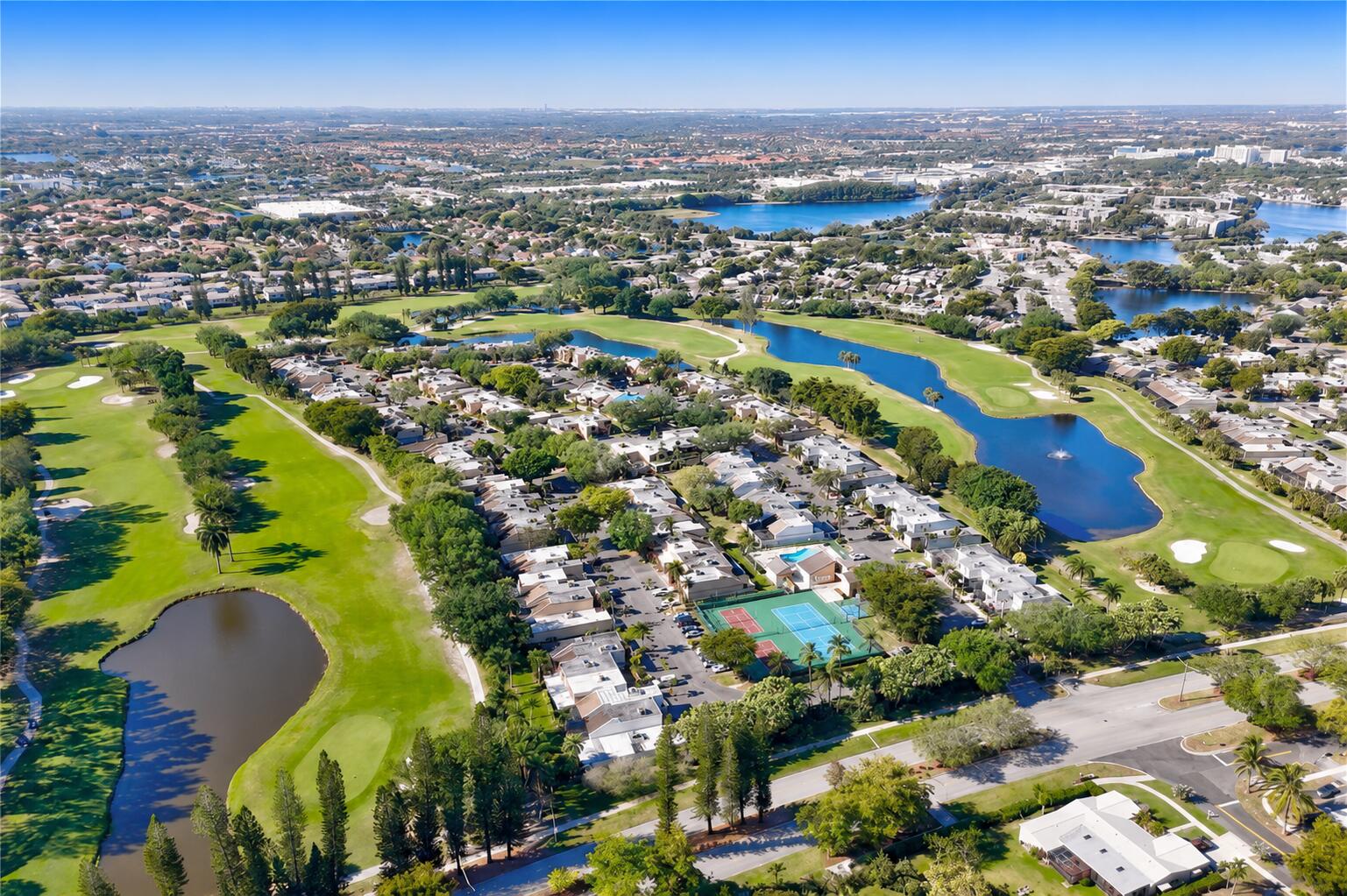 Foto de propiedad en 1391 E GOLFVIEW Drive 1391, Pembroke Pines, FL 33026 Pembroke Pines con MLS# 