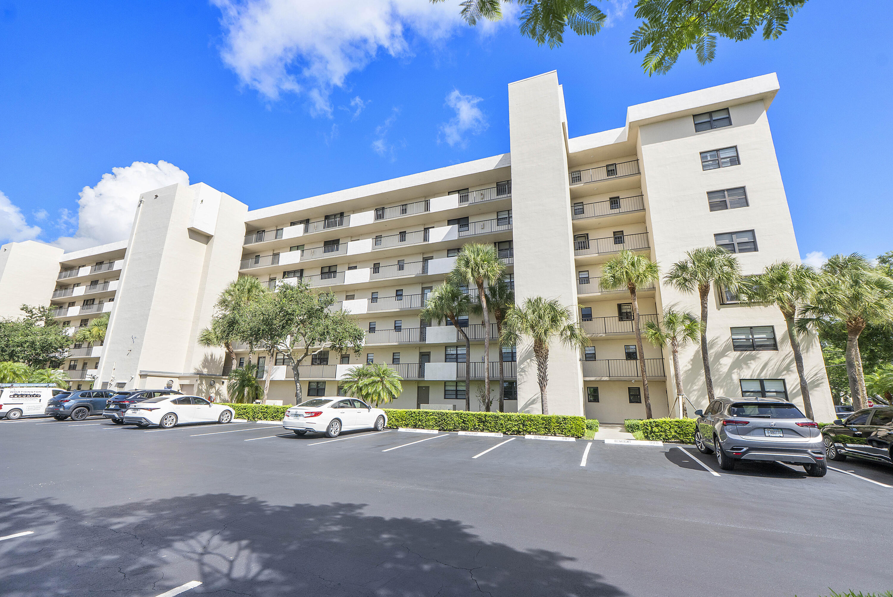 Foto de propiedad en 2400 Deer Creek Country Club Boulevard 102-1, Deerfield Beach, FL 33442 Deerfield Beach con MLS# 