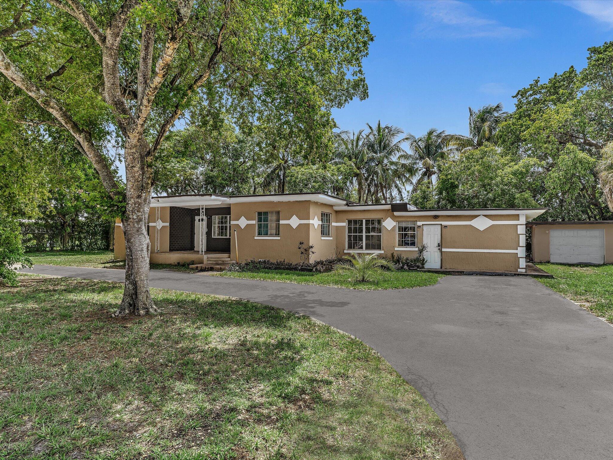 Foto de propiedad en 4400 W BROWARD Boulevard, Plantation, FL 33317 Plantation con MLS# 