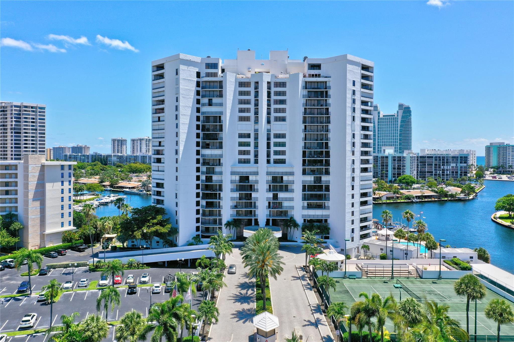 Foto de propiedad en 300 Three Islands Boulevard 101, Hallandale Beach, FL 33009 Hallandale Beach con MLS# 