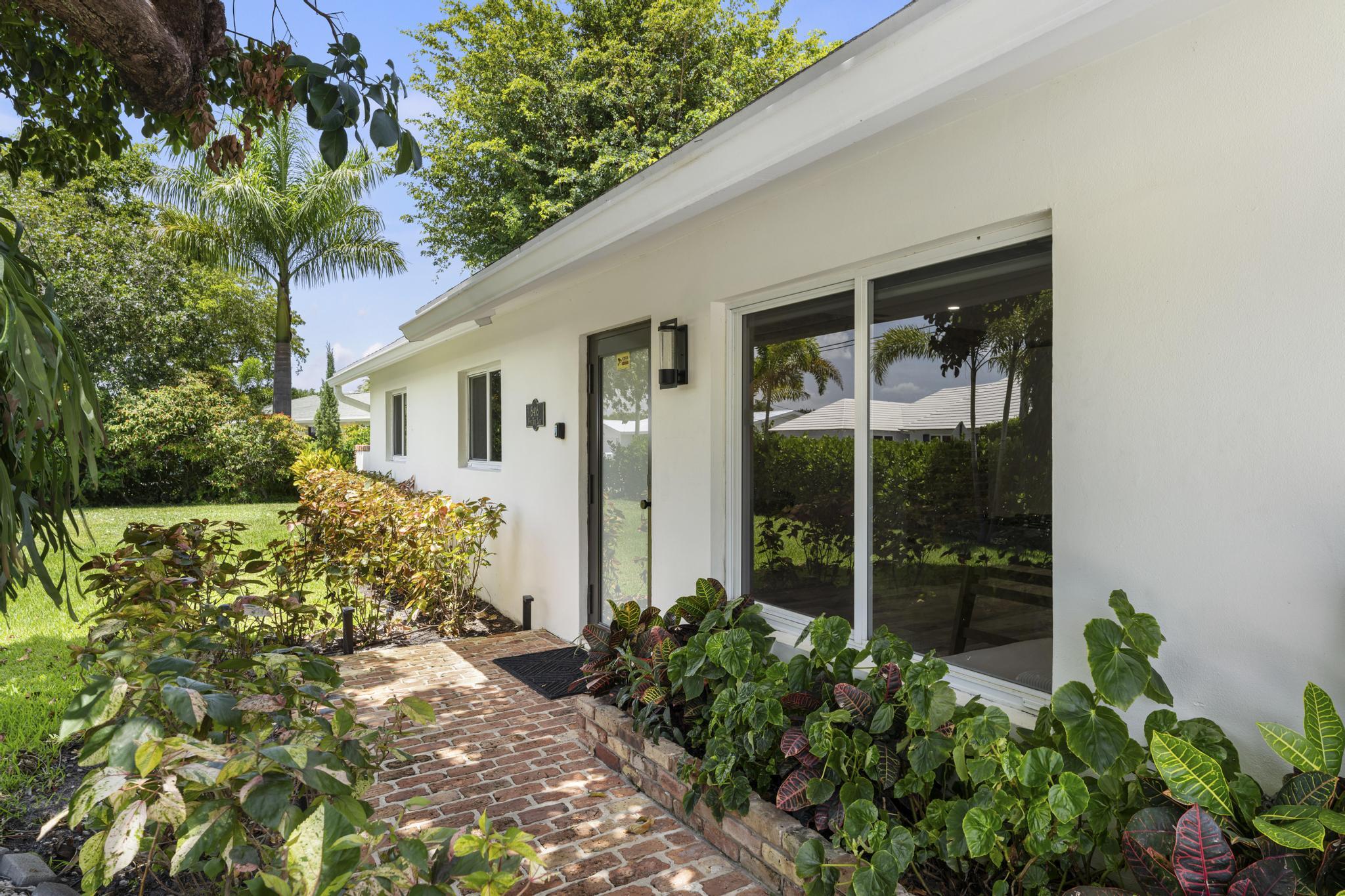 Foto de propiedad en 8416 Pine Tree Lane, Lake Clarke Shores, FL 33406 Lake Clarke Shores con MLS# 