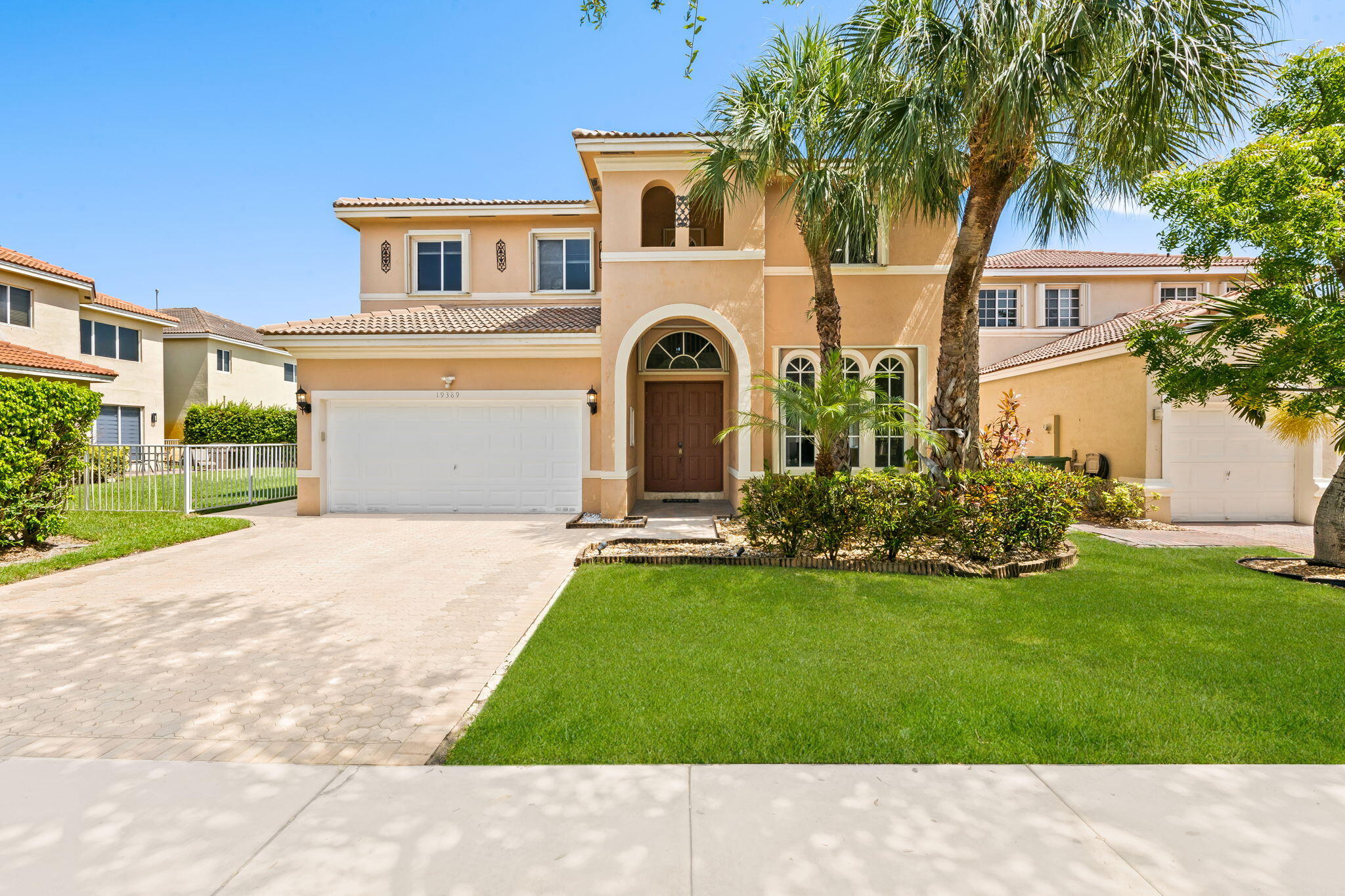 Foto de propiedad en 19389 SW 64th Street, Pembroke Pines, FL 33332 Pembroke Pines con MLS# 
