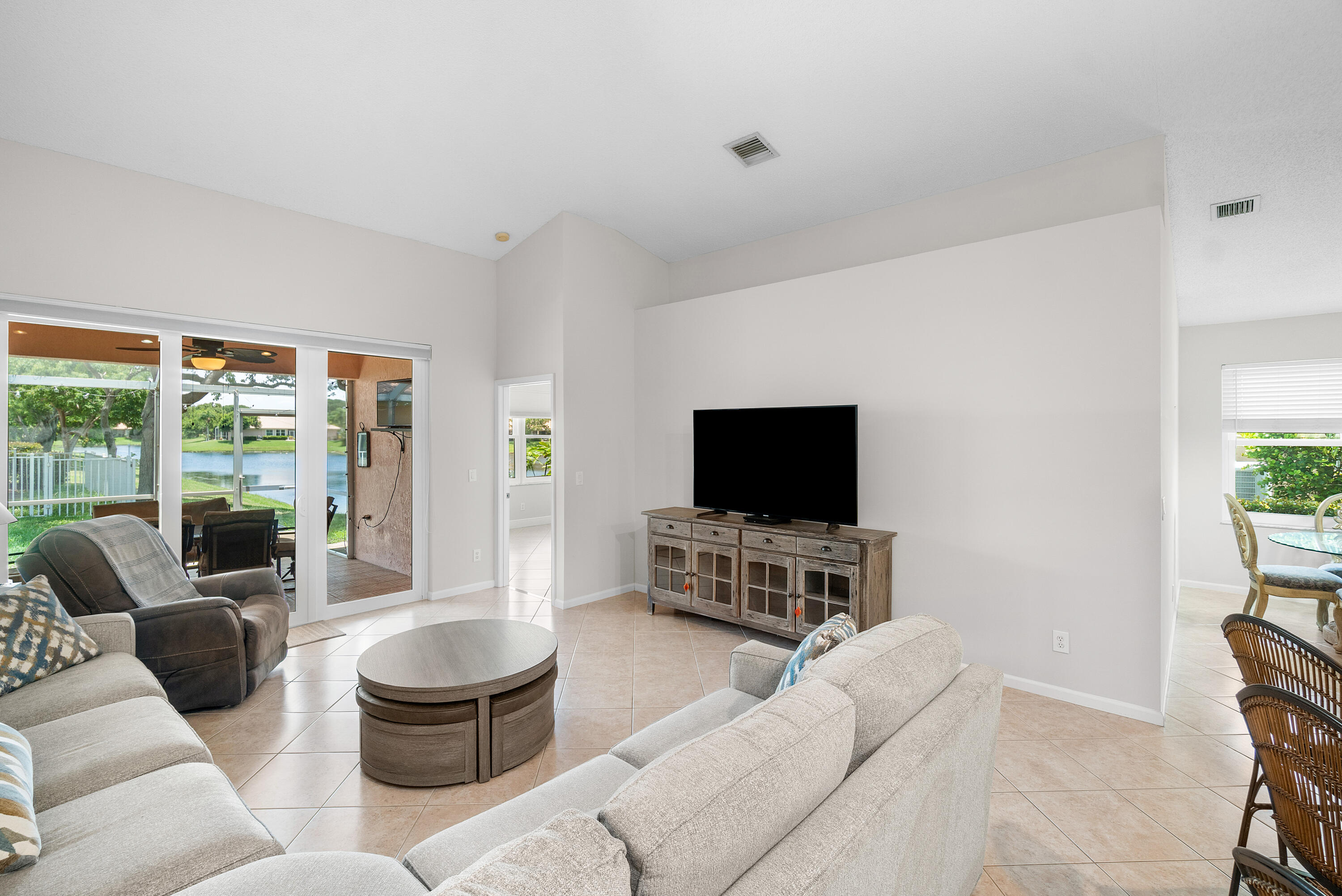 Foto de propiedad en 2473 S CORAL TRACE Circle, Delray Beach, FL 33445 Delray Beach con MLS# 