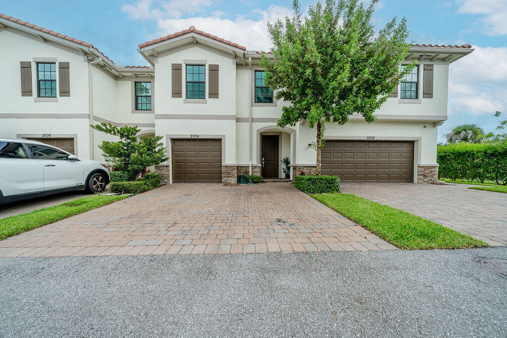 Foto de propiedad en 2004 Sugar Maple Drive, Riviera Beach, FL 33410 Riviera Beach con MLS# 