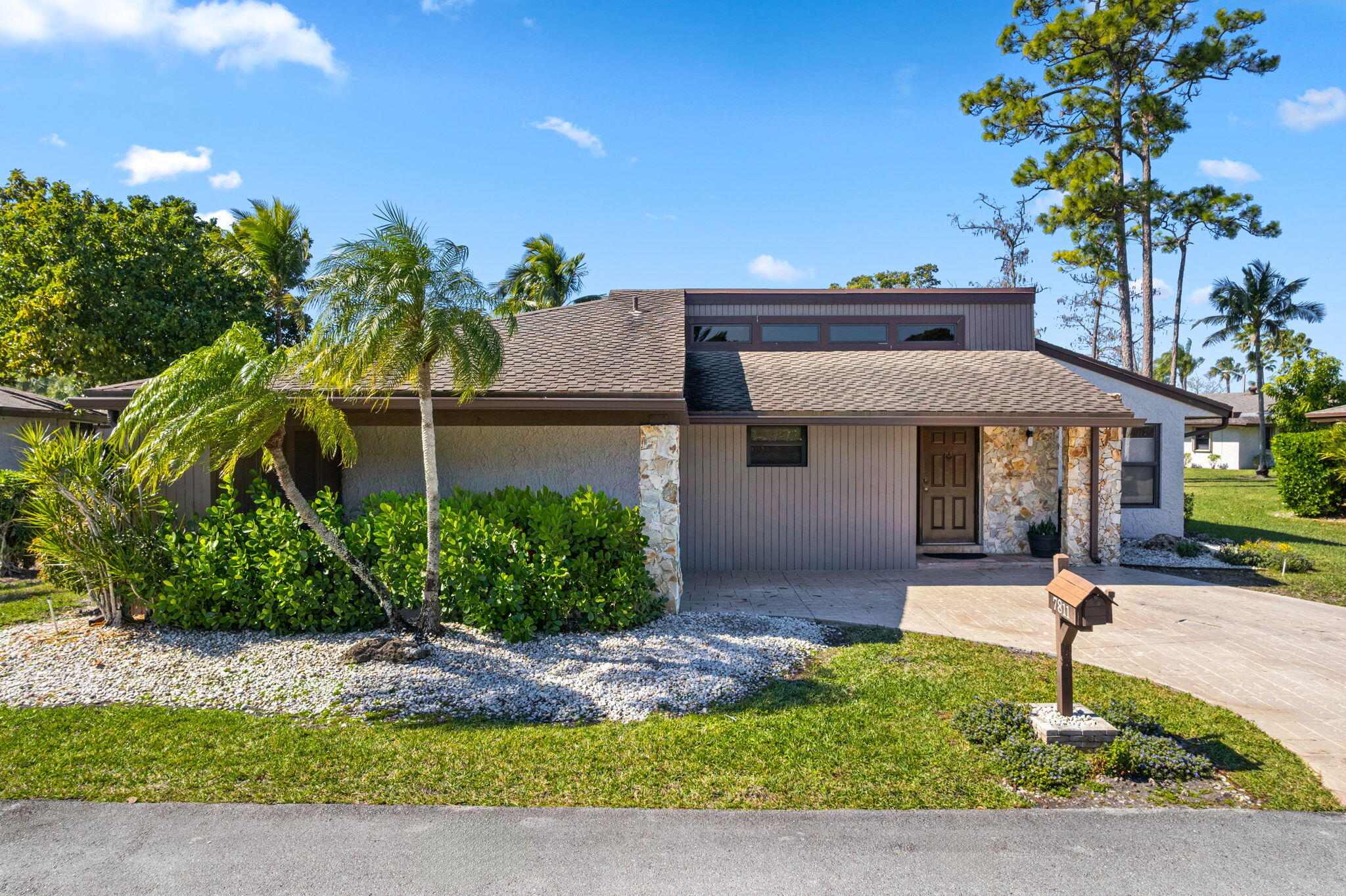 Foto de propiedad en 7811 BEECHFERN Circle 26, Tamarac, FL 33321 Tamarac con MLS# 