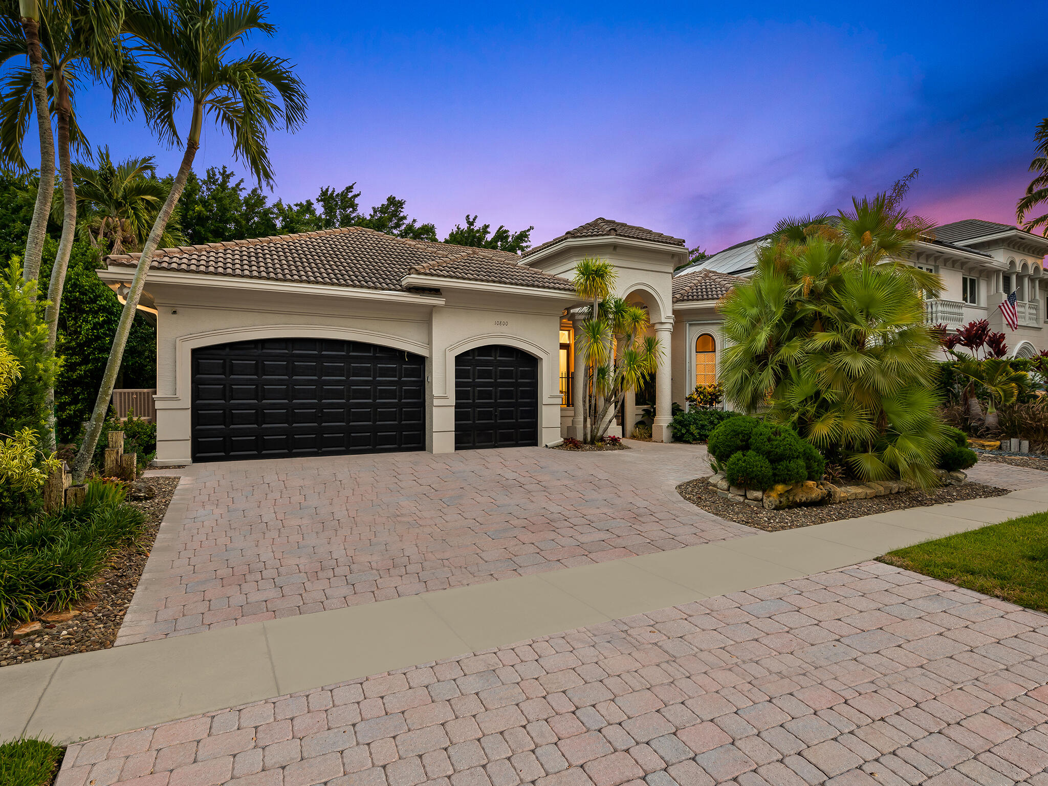 Foto de propiedad en 10800 Blue Palm Street, Plantation, FL 33324 Plantation con MLS# 