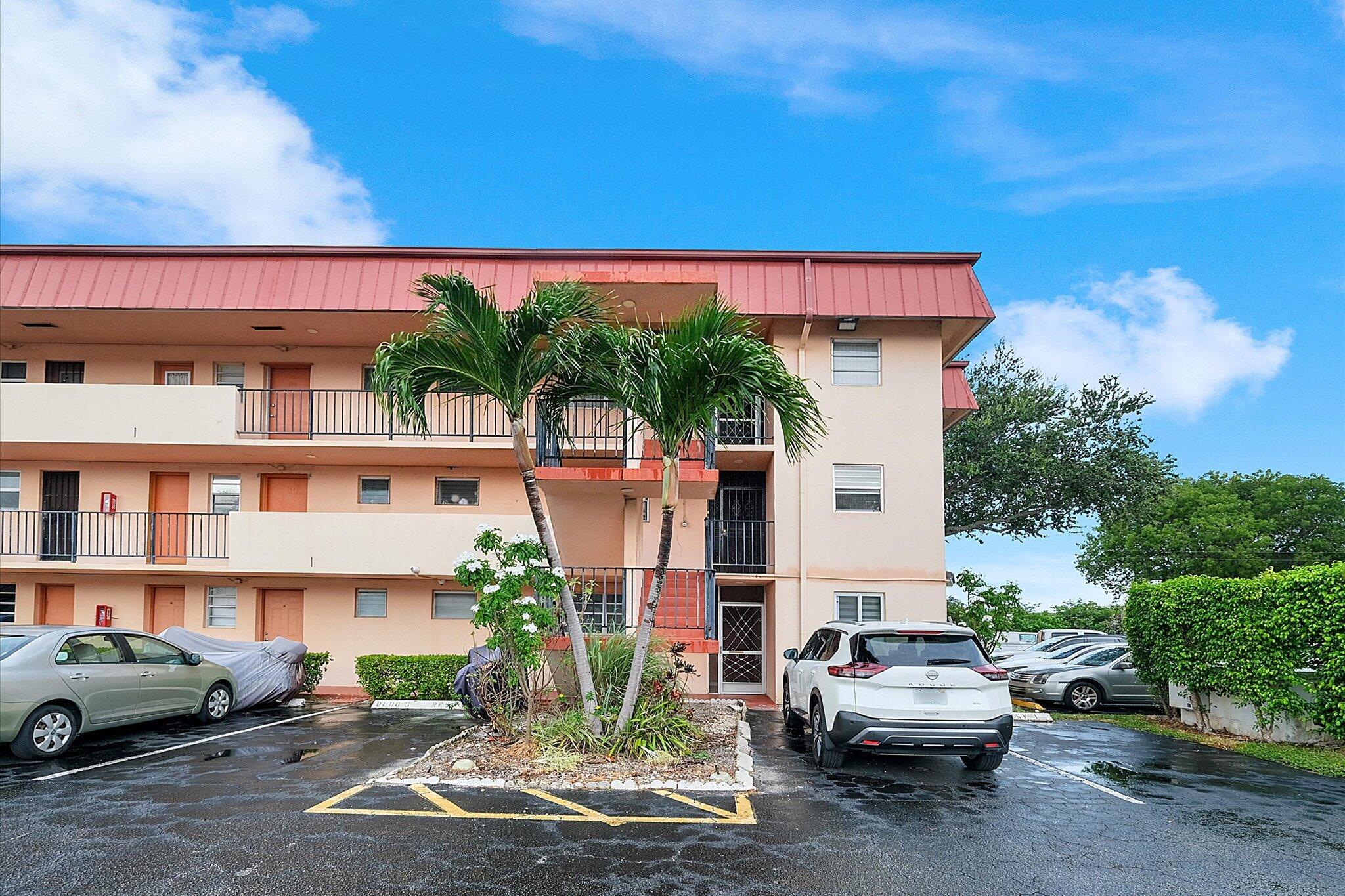 Foto de propiedad en 19001 NE 14TH Avenue 145, Miami, FL 33179 Miami con MLS# 
