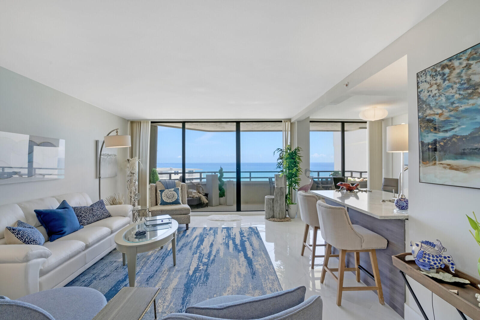 Foto de propiedad en 3560 S Ocean Boulevard PH-4, South Palm Beach, FL 33480 South Palm Beach con MLS# 
