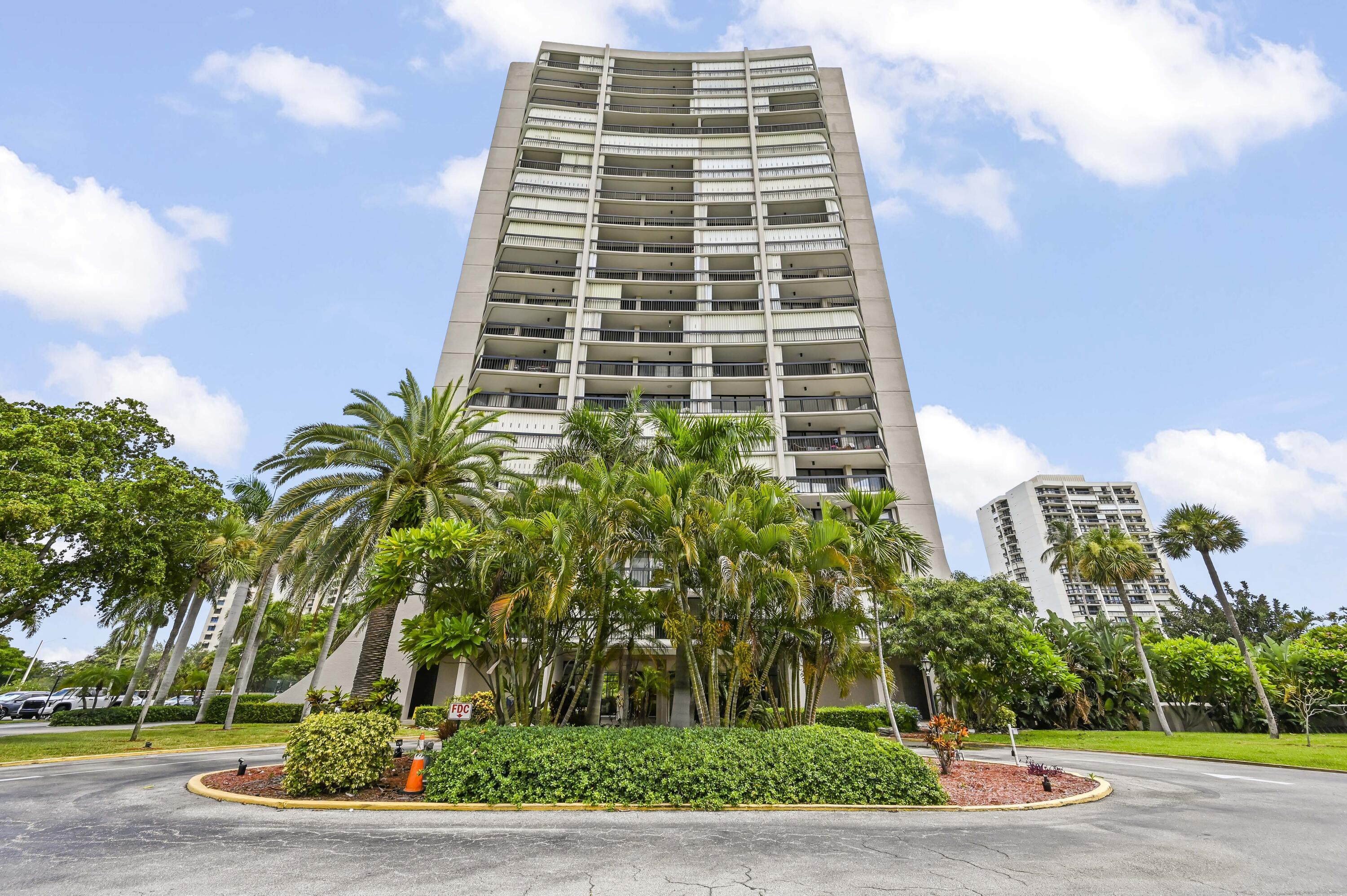 Foto de propiedad en 2425 PRESIDENTIAL Way 1006, West Palm Beach, FL 33401 West Palm Beach con MLS# 