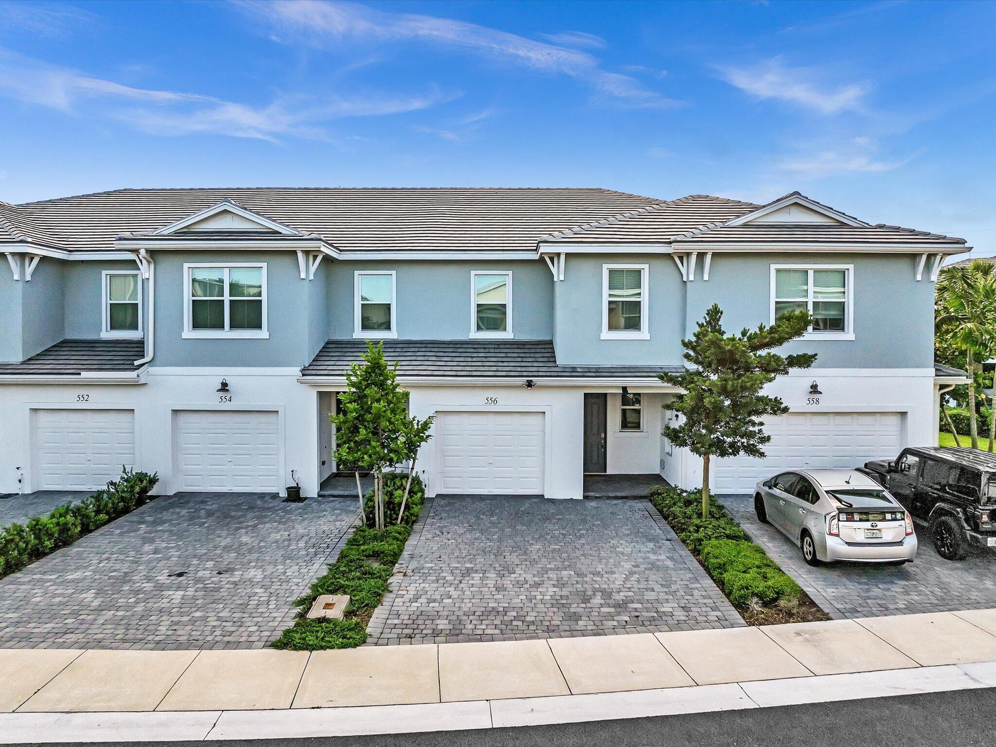 Foto de propiedad en 556 Sanderling Circle, Deerfield Beach, FL 33442 Deerfield Beach con MLS# 